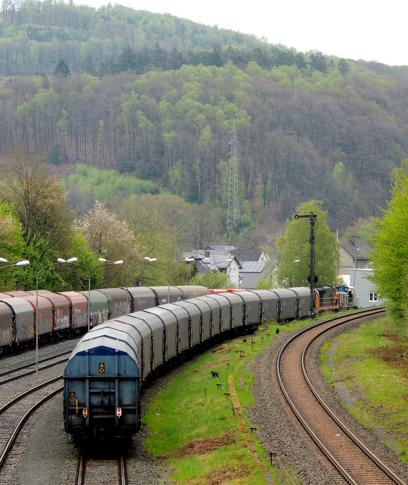Hochbetrieb in Herdorf am 23 April 2025:
Zuvor hatten ja schon die KSW 44 und die nachschiebende KSW 47 mit sehr langen Coilzug den KSW-Rangierbahnhof in Herdorf (Betriebsstätte FGE - Freien Grunder Eisenbahn) erreicht.

Nun hat auch die die KSW 43 (92 80 1273 018-2 D-KSW), die asymmetrische Vossloh G 2000 BB, mit einem langen Coilzug (VTG Coilwagen der Gattung Shimmns-ttu, VTG Bez. F46.520D) vom Hafen Duisburg kommend den Rbf erreicht.

Den Zug übernimmt gleich die KSW 44, die diesen dann Teil weiter zu den Schäfer Werke KG am Pfannenberg in Neunkirchen-Salchendorf, da wegen den Achslasten dafür besser geeignet ist. Die KSW 43 und die KSW 47 fahren später gemeinsam als Lokzug zurück in Richtung Betzdorf/Sieg. 
