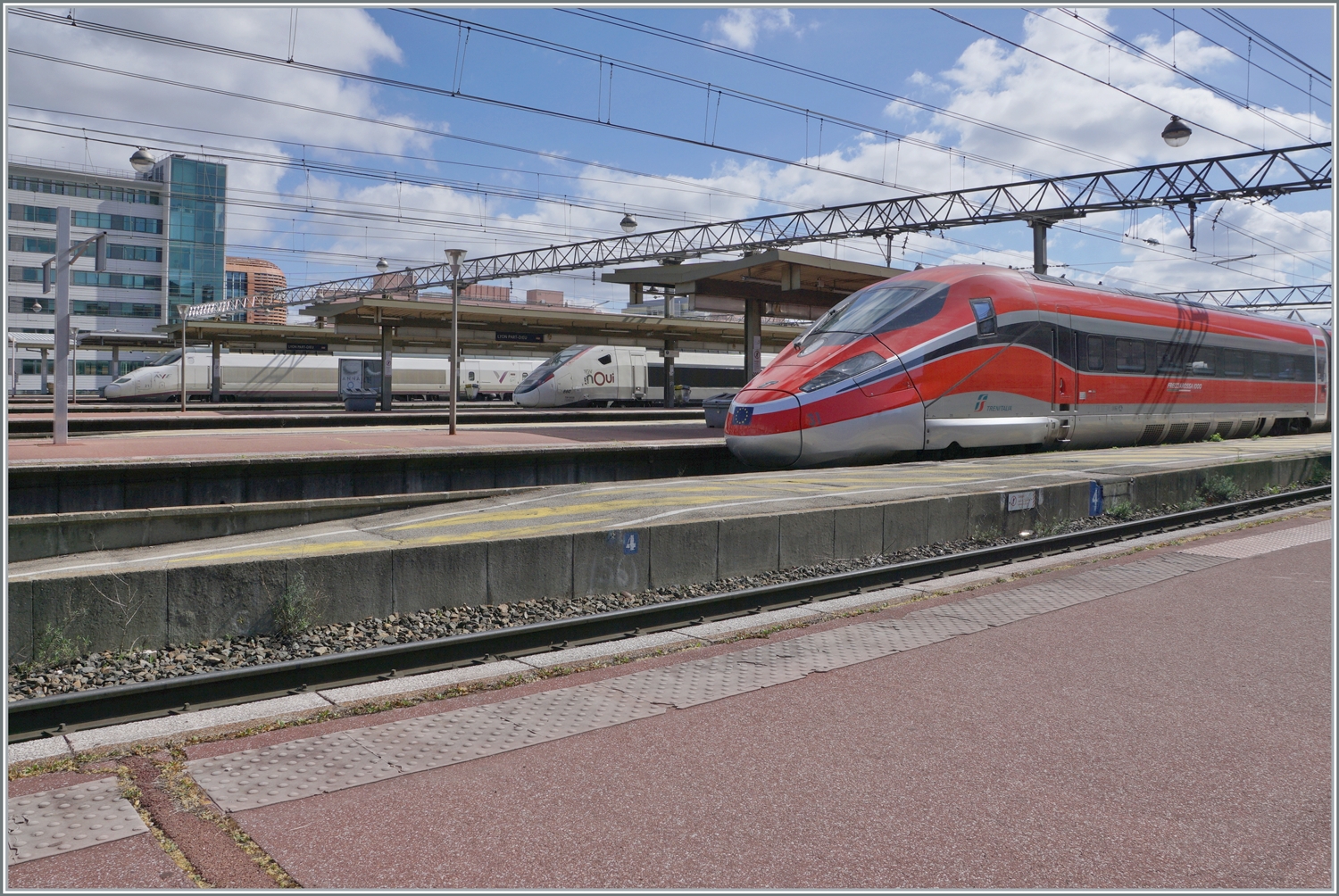Hochgeschwindigkeitszüge: FS Trenitalia ETR 400 031 als Frecciarossa 6654 von Lyon Perrache nach Paris Gare de Lyon, SNCF inOui TGV Rames 860 und weit im Hintergrund ist der RENFE AVE 100 122 von Barcelona Sants an seinem Ziel in Lyon Part-Dieu eingetroffen. 
Das Bild entstand in Lyon Part Dieu, es wurde (gegen die  Regel ) über alle Bahnsteige hinweg fotografiert, abers waren die drei Züge nicht aufs Bild zu bekommen. 

13. März 2024 
