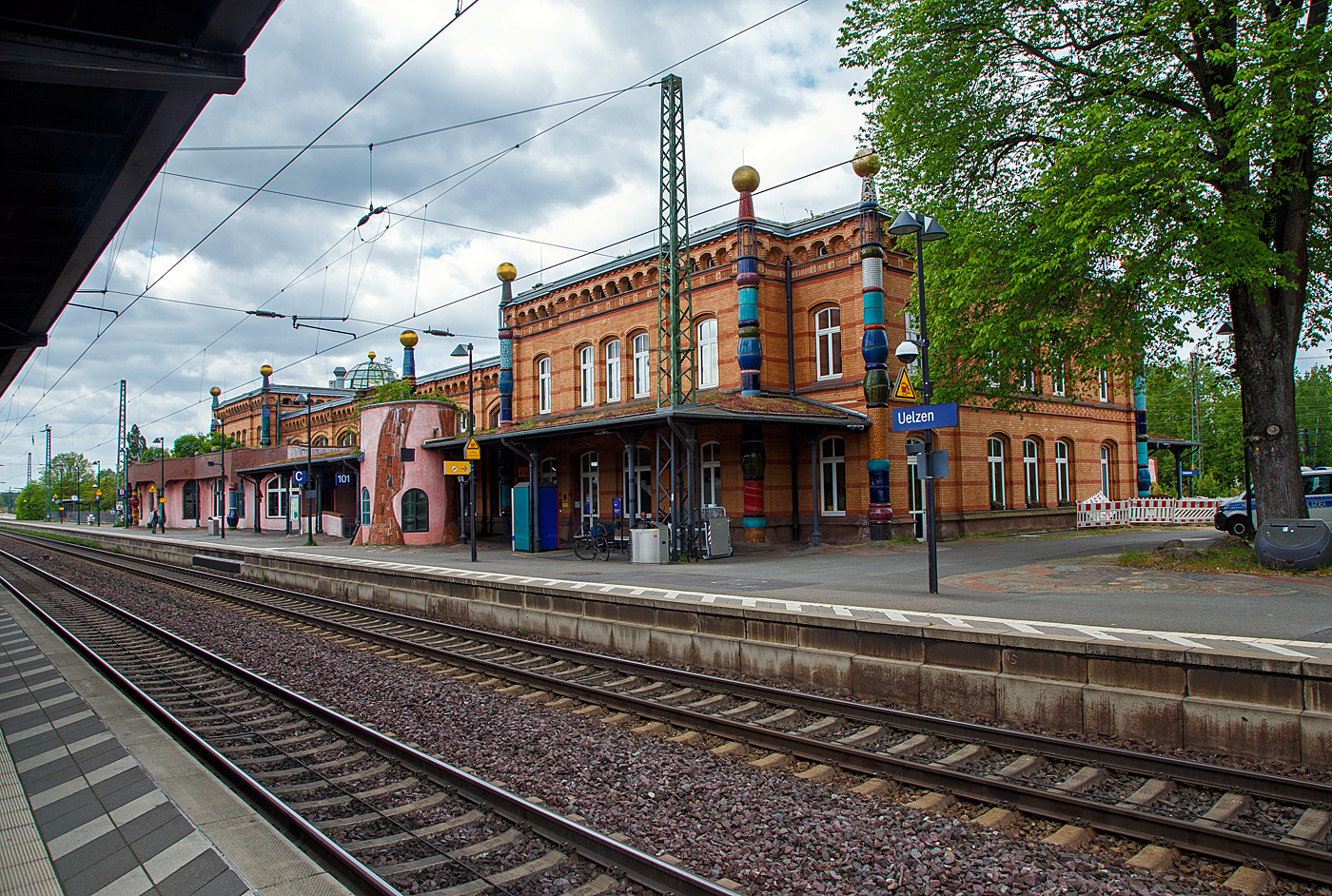 Hundertwasser-Bahnhof Uelzen und das Empfangsgeb�ude von der Gleisseite (Gleis 103) am 14 Mai 2022.

Der Bahnhof Uelzen ist ein Kreuzungsbahnhof in Uelzen am Ostrand der L�neburger Heide im Nordosten Niedersachsens. Das urspr�ngliche Empfangsgeb�ude wurde im Zuge eines Expo 2000-Projektes nach den Pl�nen des �sterreichischen K�nstlers Friedensreich Hundertwasser (Wien) umgebaut. Der Bahnhof wird als „Umwelt- und Kulturbahnhof“ unter dem Namen Hundertwasser-Bahnhof Uelzen vermarktet und ist heute eine Touristenattraktion der Stadt. 

Leider hat auch hier die Corona Pandemie ihre Spuren hiterlassen, als wir 2003 dort waren war es ein sehr lebendiger Bahnhof.