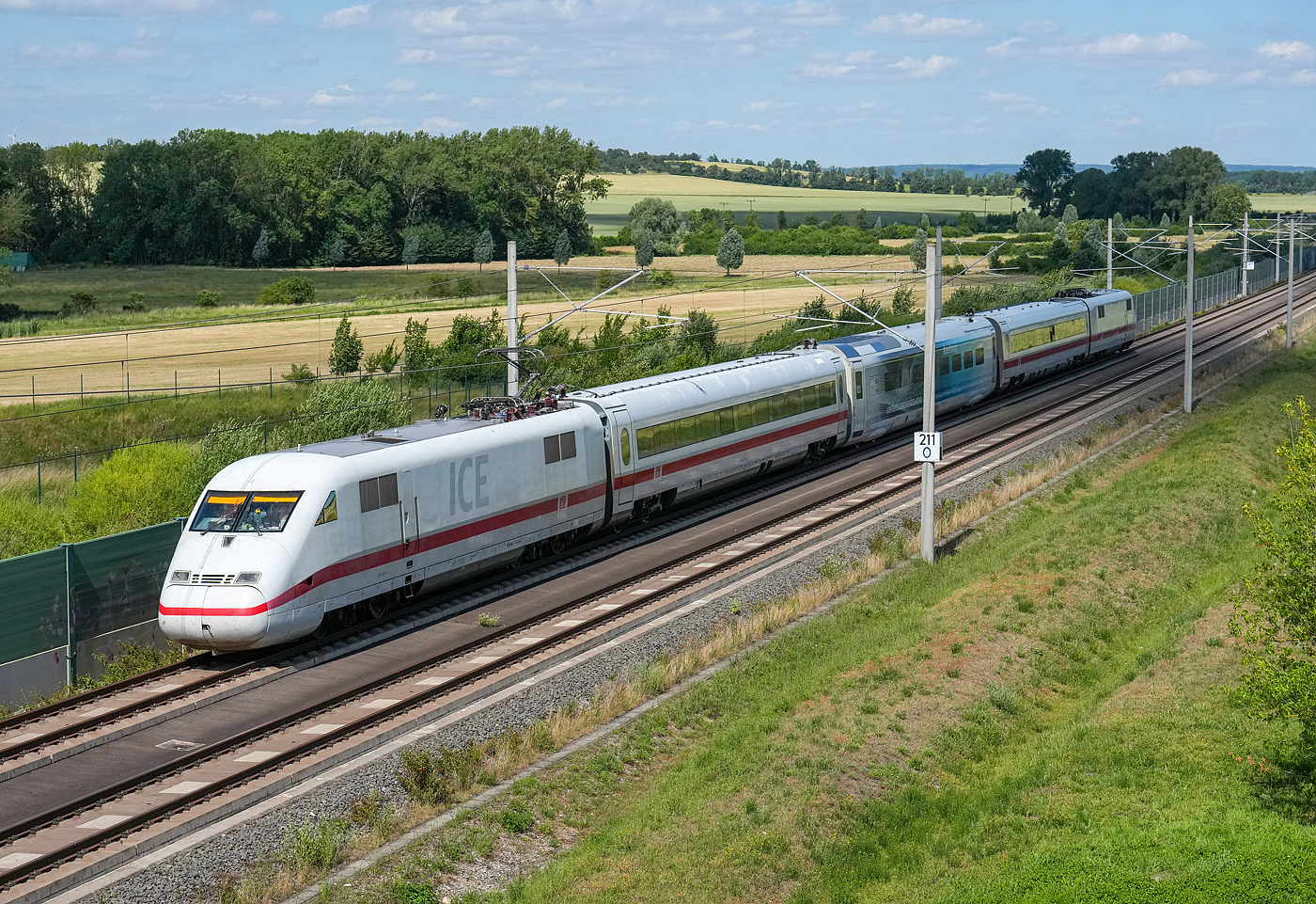 ICE-Testzug f�hrt bis zu 405,0 km/h und sammelt wichtige Erkenntnisse f�r den Hochgeschwindigkeitsverkehr. Die DB und Siemens Mobility haben bei Testfahrten einen neuen Geschwindigkeitsrekord f�r die Strecke Erfurt–Leipzig/Halle erreicht. Die Fahrten liefern wichtige Erkenntnisse f�r die Sanierung von Schnellfahrstrecken sowie die technische Weiterentwicklung von Hochgeschwindigkeitsz�gen.

Hier der ICE-S bei Testfahrten auf der Schnellfahrstrecke Erfurt-Leipzig/Halle bei Berlstedt am 27.06.2025. Der Zug besteht aus zwei modifizierten ICE-2-Triebk�pfen (410 101 und 410 102), zwei Mittelwagen (810 101 und 810 102), sowie in der Mitte dem Prototyp-Wagen des „Velaro Novo“.  

Bild und Copyright: Deutsche Bahn AG / Fotograf Oliver Lang
