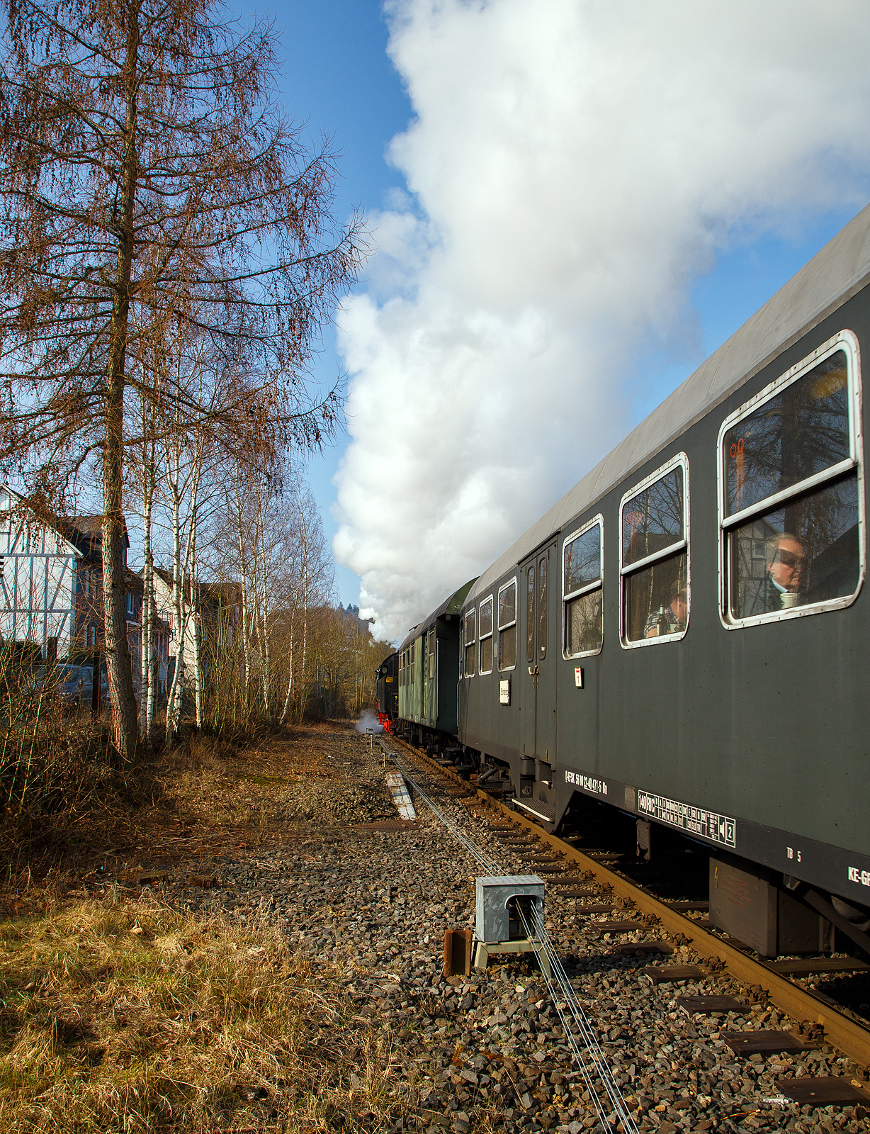 Ich finde Bilder solcher Nachschüssen haben auch ihren ganz besonderen Reiz und gehören zur Bahnfotografie dazu...
Die 50 3501-9 des Meininger Dampflokwerkes, ex DR 50 3501-9, ex DR 50 380, fährt am 25.03.2018 mit einem Dampfsonderzug der Eisenbahnfreunde Treysa e.V. (Jubiläumsfahrt - Rundfahrt über Siegen), durch Herdorf in Richtung Betzdorf. Von Betzdorf ging es dann durch das Siegtal nach Siegen. Eigentlich sollten zwei Züge und Dampfloks fahren, aber die zweite geplante Schnellzugdampflok 03 1010 hatte einen Defekt.
