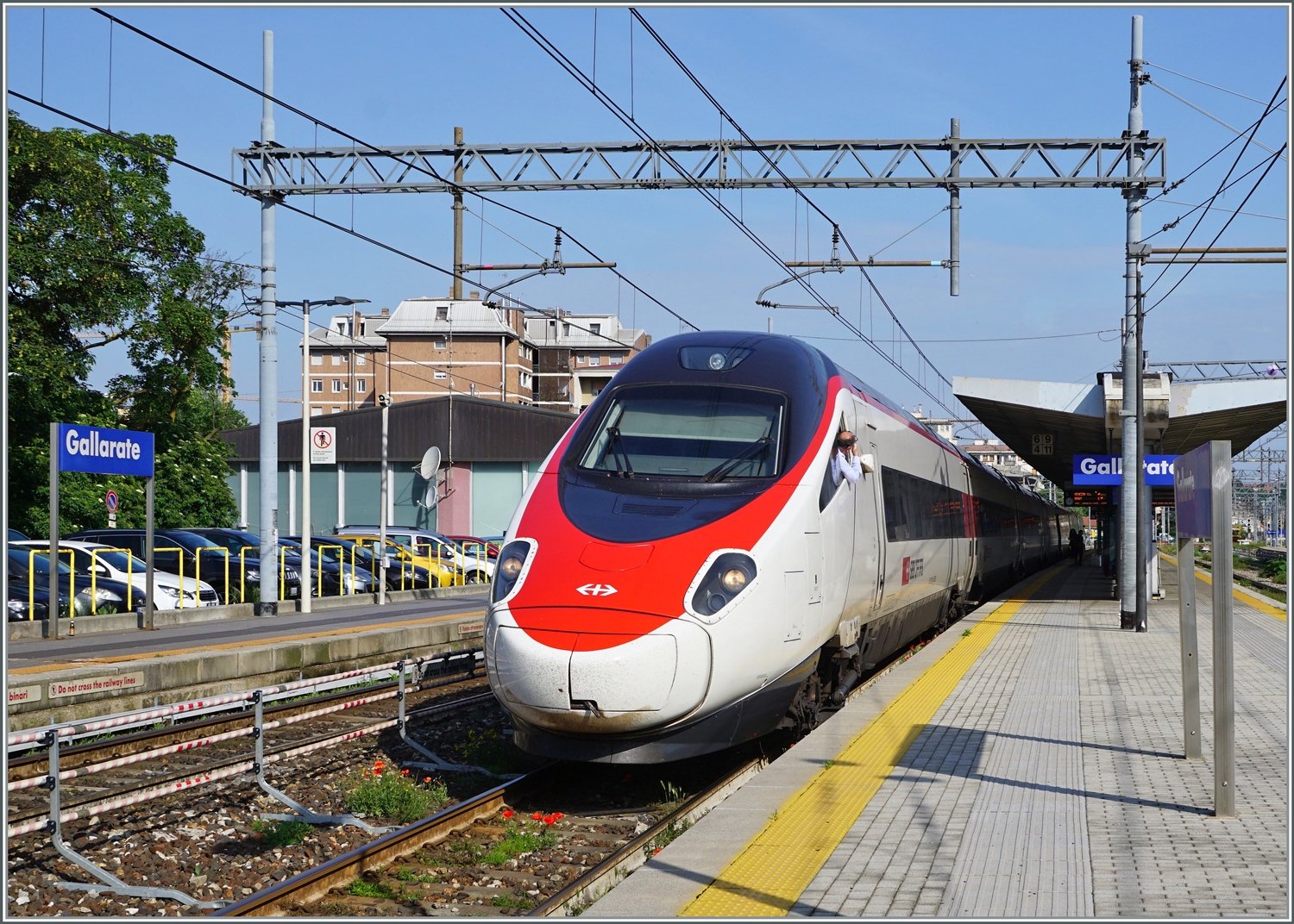 Ich hatte zwar nicht die Absicht, erneut nach Italien zu fahren, doch Wettermässig bot es sich gerade zu an, also führ ich der Sonne entgegen:  Mein  Zug, ein SBB ETR 610, auf dem Weg als EC 35 von Genève nach Venezia S.L. ist in Gallarte pünktlich angekommen und fährt nun in Richtung Milano Centrale ab. Für meinen planmässigen knappen Zwei-Minuten Anschuss habe ich genügend Zeit, der Anschlusszug ist etwas verspätet.

23. Mai 2023 