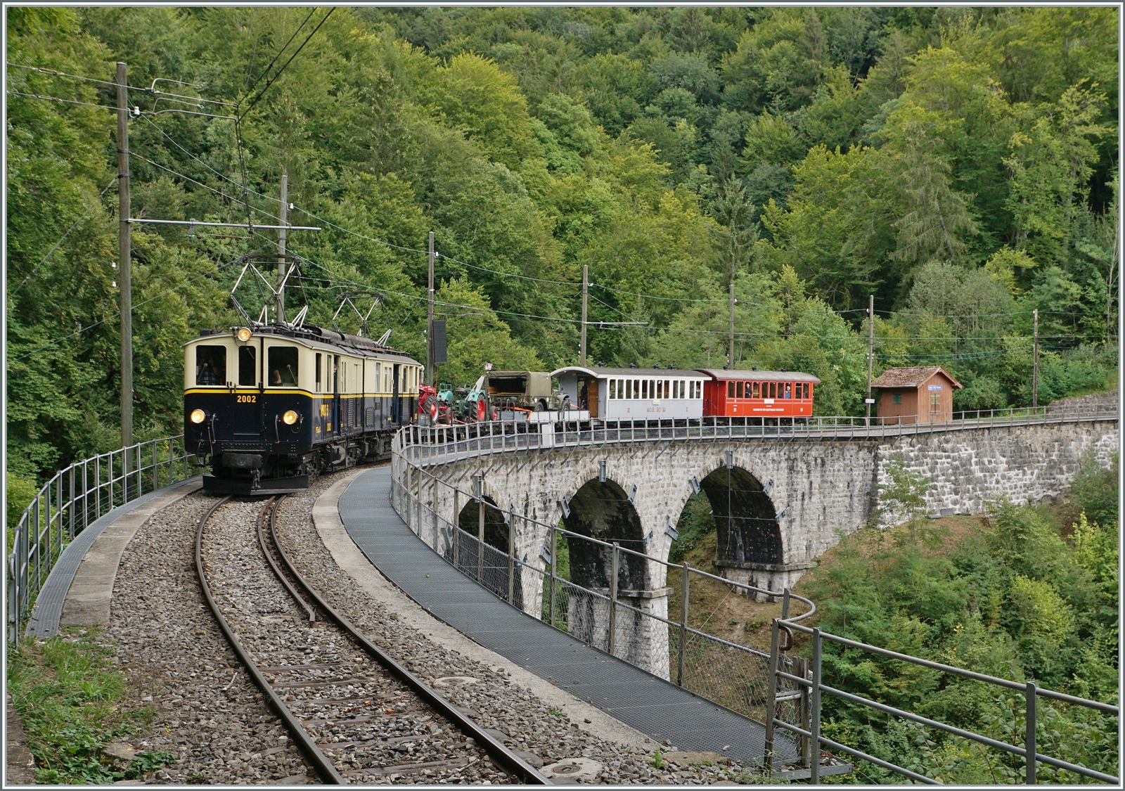  Il était une fois... les années 40 / Es war einmal: die 40er Jahre  - In jener Zeit herrschte ein gewisser Mangel und so wurden auch edle Triebfahrzeuge zu  normalen  Einsätzen herangezogen, wie z.B. die MOB FZe 6/6 2002, die mit einem gemischten Reise/Güterzug auf dem Baye de Clarens Viadukt auf dem Weg nach Blonay ist. Eher unwahrscheinlich ist jedoch, dass in der neutralen Schweiz Amerikanische Militärfahrzeuge transportiert wurden, obwohl die gleiche neutrale Schweiz der DRG einige C 5/6  vermietete ... 

10. Sept. 2022