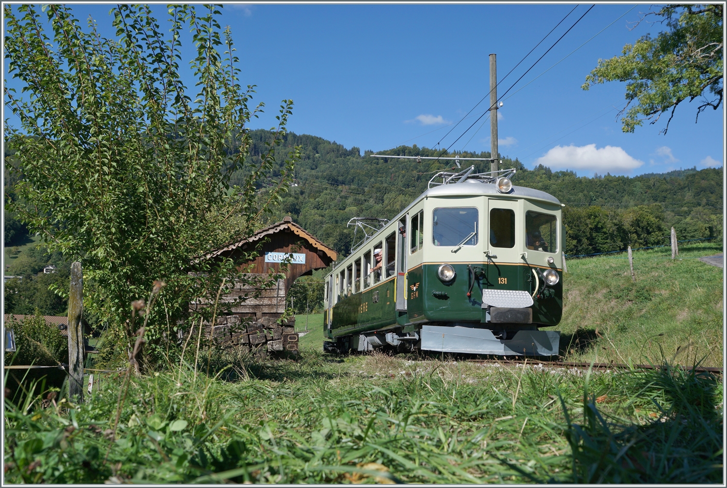  Il était une fois... les années 40 / Es war einmal: die 40er Jahre  - Schwach ausgelastete Verbindungen konnten mit den neuen modernen Triebwagen kostengünstig ohne Wagen und Rangiermanöver angeboten werden. Der GFM Historique Ce 4/4 131 (Baujahr 1943) wartet in Cornaux auf die Abfahrt. Der Triebwagen ist auf der Fahrt von Blonay nach Chaulin via Chamby. 

11. Sept. 2022