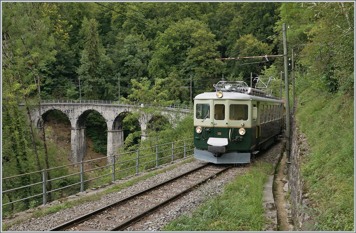 Il était une fois... les années 40 / Es war einmal: die 40er Jahre - Zu Gast war der zum Thema perfekt passende GFM Ce 4/4 131 von GFM Historique. Der Ce 4/4 131 hat den Bye de Clarens Viadukt verlassen und fährt nun die kräftige Steigung Richtung Chamby hoch. 

9. September 2022
