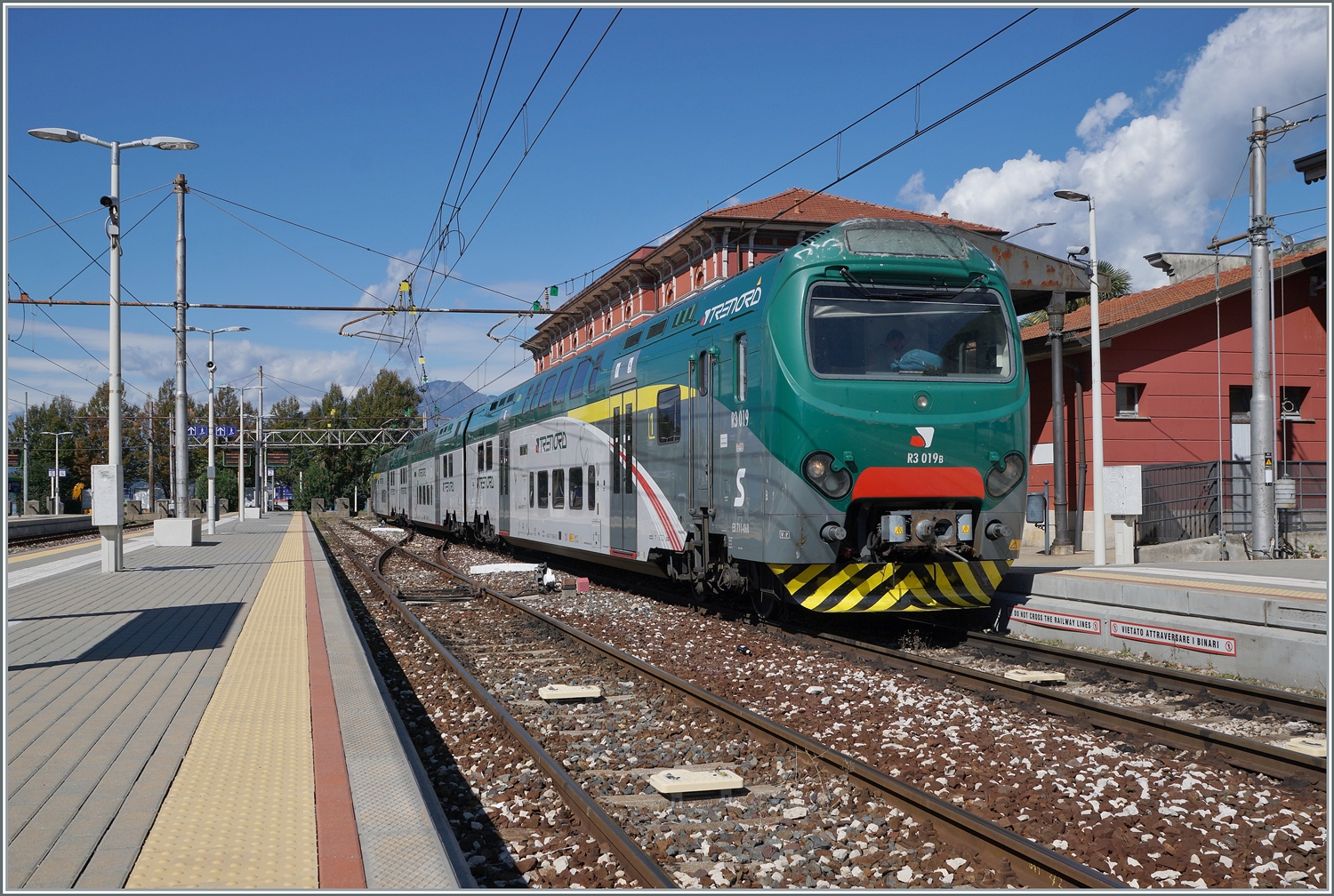 Im Bahnhof Laveno Mombello Lago wartet der Trenord ALe 711 068 (94 83 4 711 068-6 I-TN) als Regio 46 auf die Rückfahrt nach Milano Cadorna.

27. September 2022