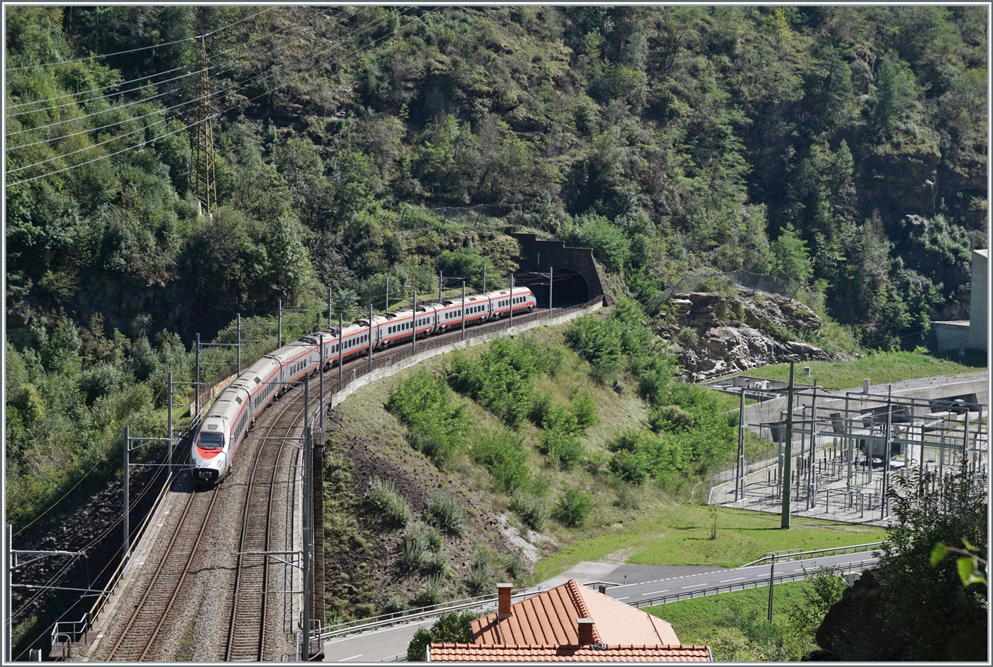 Im Juli 2016 fand ich diese Fotostelle nördlich von Faido, etwas oberhalb des Broscerinatunnel mit Blick auf die 103 Meter lange Polmengobrücke, welche hier den Fluss Ticino überbrückt. Doch die Freude werte nicht lange, die Eröffnung des Gotthard Bassis Tunnels stand bevor und doch für einen  mickerigen , nur stündlich verkehrenden TILO Flirt war mir die Reise zu lange. Doch mit der bedauerlichen Entgleisung einiger Gütewagen wenige Kilometer von hier, aber tief unter dem Berg beginnt der der Verkehr über die  Panorama -Strecke für eine paar Wochen wieder aufzuleben und ich fuhr nach Faido: Auf auf dem Bild ist ein FS Trenitalia ETR 610 zu sehen, der nach Milano unterwegs ist. 

4. Sept. 2023