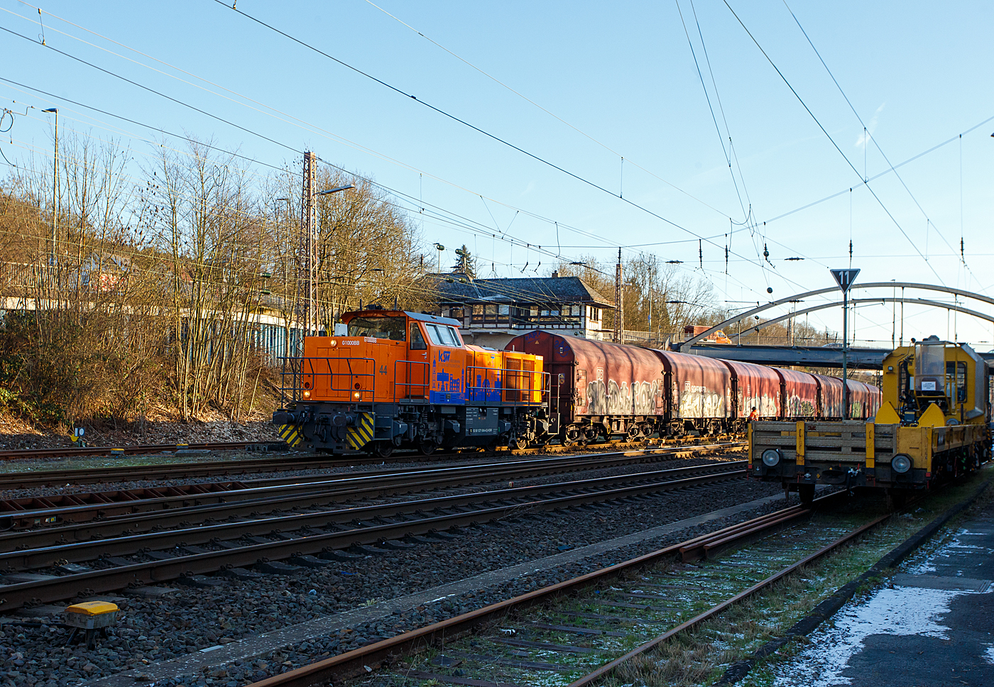 Im neuen Outfit mit Werbung für den Kreis Siegen-Wittgenstein, rangiert die KSW 44 (92 80 1271 004-4 D-KSW) eine MaK G 1000 BB der KSW (Kreisbahn Siegen-Wittgenstein) am 9 Januar 2024 einen Coilzug in Kreuztal.

Nun ist das nächste Opfer von Einsparungen der (deutschen) Ampelregierung gefunden. Die Ampel plant nun Millionen-Kürzungen auch im Güterverkehr, bei den privaten Güterbahn. Nicht nur bei den Bauern sind Einsparungen geplant, sondern auch in anderen Branchen. Die Bundesregierung will im Güterverkehr ebenfalls Subventionen streichen. Verbandsvertreter zeigen sich entsetzt, eigentlich müsste es angesichts des Klimawandels ja mehr Geld geben.

Die Bundesregierung will die Hilfen für die angeschlagenen Güterbahnen kürzen. So soll die Unterstützung bei den Gebühren für die Gleisnutzung praktisch halbiert werden, wie aus der Vorlage des Finanzministeriums für den Haushaltsausschuss hervorgeht. Statt 350 Millionen Euro wie in vergangenen Jahren soll es 2024 dafür nur noch 180 Millionen Euro geben.

Die Unterstützung beim Anlagenbau für die Güterbahnen soll nur noch 20 Millionen statt 85 Millionen Euro umfassen. Auch die Förderung des Gleisbaus der Bundesländer wird um zwei Drittel auf nur noch 27 Millionen Euro gekappt. Auch hier hätte in erster Linie der Güterverkehr profitiert. Vom Programm  Zukunft des Schienengüterverkehrs  bleiben von über 40 Millionen Euro nur noch 26 Millionen. Insgesamt würden so rund 300 Millionen Euro gestrichen, wenn die Haushälter der Ampel-Koalition zustimmen.

Einsparungen würde Güterbranche hart treffen, inwieweit hiervon die KSW auch betroffen ist, kann ich noch nicht sagen.

Die Einsparungen im Zuge der Ampel-Sparbeschlüsse würden die ohnehin angeschlagene Güterbranche hart treffen. Eigentlich sollte sie als klimafreundliche Alternative zum Lkw gefördert werden und zugleich die Überlastung der Straßen bremsen. DB Cargo, die Güterbahn der Deutschen Bahn, fährt seit Jahren hohe Verluste ein, die der Staat regelmäßig ausgleicht.

Quelle: NTV und Handelsblatt
