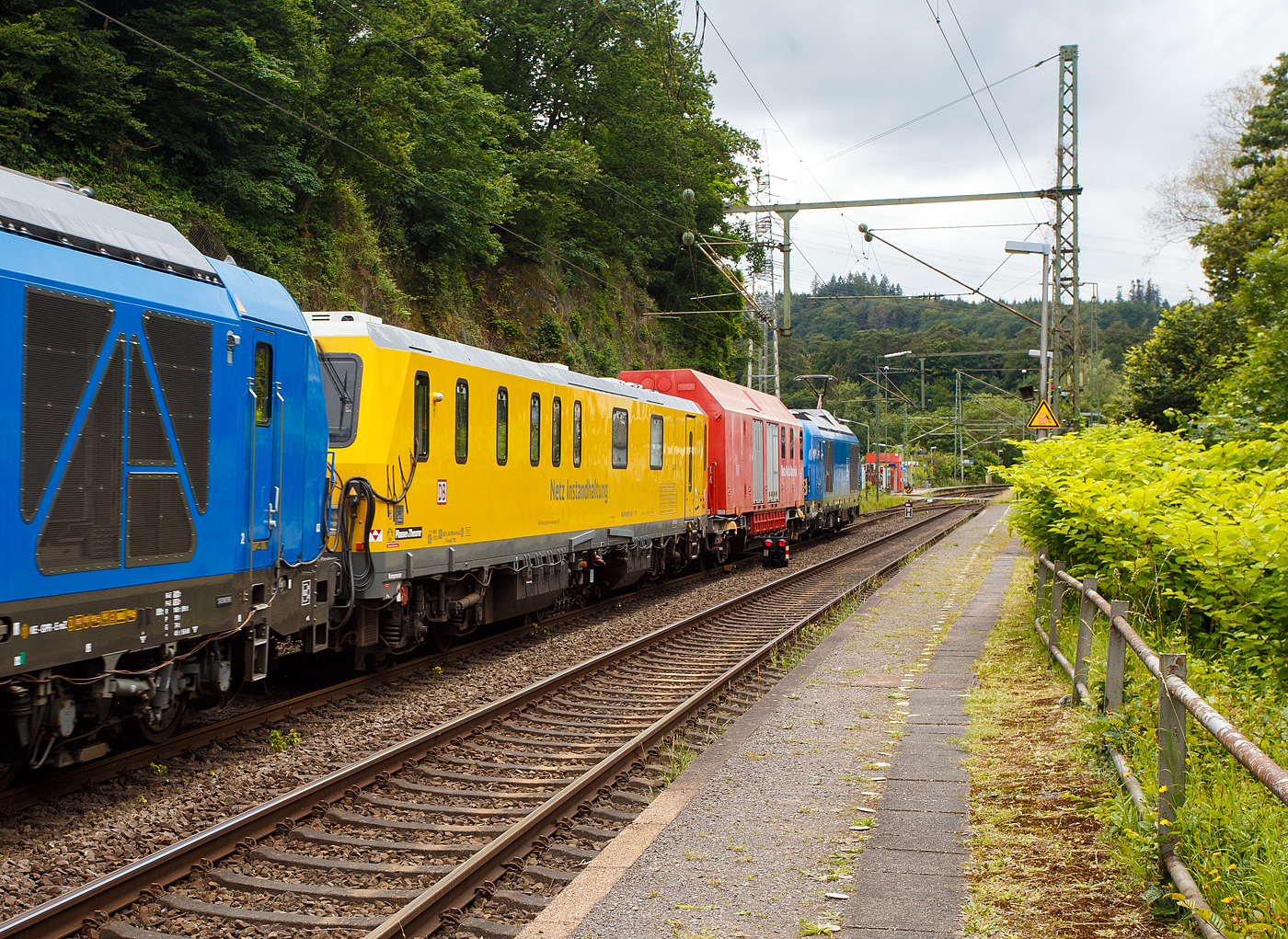 Im Sandwich zweier SIEMENS Vectron Dual Mode fährt ein Schienenprüfzug (SPZ 3), auf Prüffahrt (der Messwagen ist auf die Schiene absenkt) am 14 Juni 2024 durch Scheuerfeld/Sieg in Richtung Siegen.

Hier im Detail der in den Messzug eingereihte Messwagen SPZ-STW (STW steht für Steuerwagen) 720 301(99 80 9360 006-7 D-DBMP) der DB InfraGO AG, ehemals DB Netz AG (NetzInstandhaltung/Fahrwegmessung).
