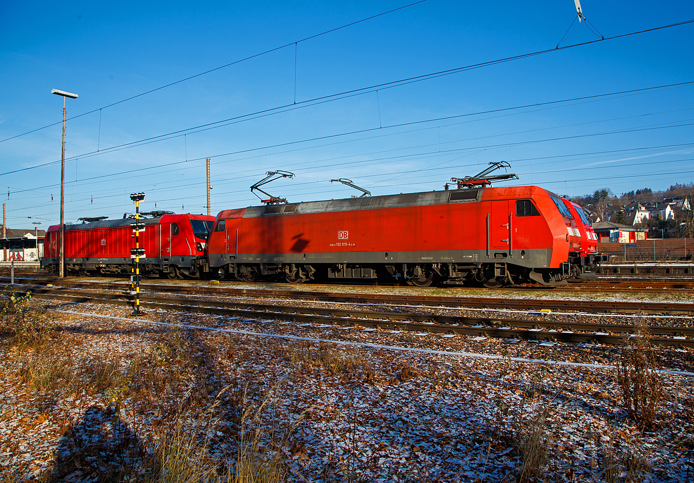 In der Abstellgruppe in Kreuztal am 15.12.2022: Links die 187 139-1(91 80 6187 139-1 D-DB) eine Bombardier TRAXX F140 AC3 und rechts davor die 152 015-4 (91 80 6152 015-4 D-DB) eine Siemens ES64F. Beide Loks sind der DB Cargo AG.