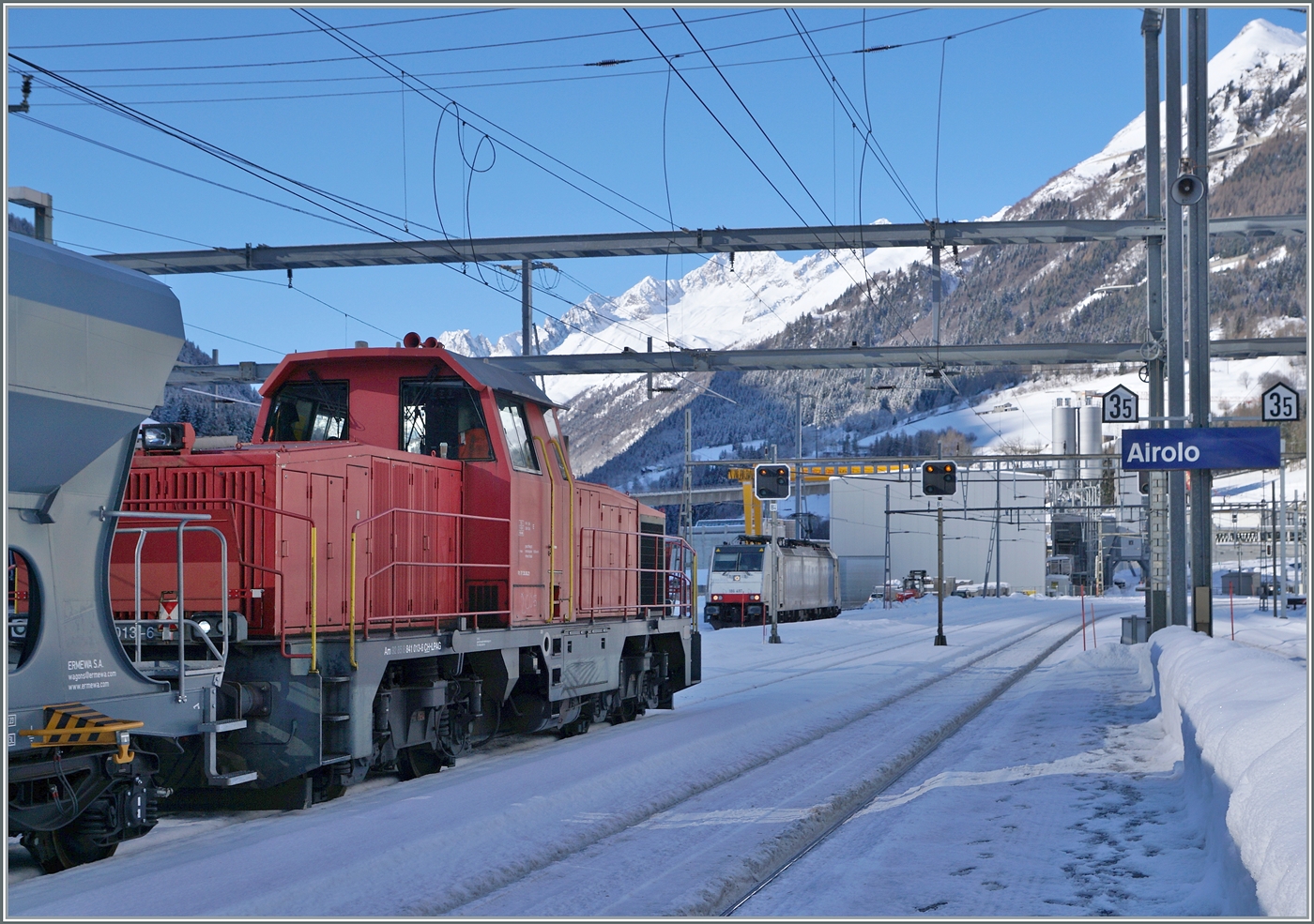 In Airolo zeigt sich die Am 841 013 (Am 92 85 841 013-6 CH-LPAG) und im Hintergrund die wartende Railpool 186 497. 

21.Jan. 2025