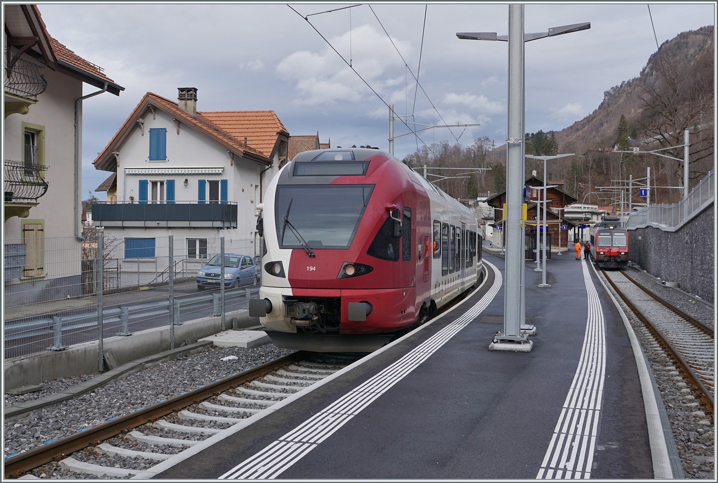 In Broc-Cocolaterie wartet der aus Bern angekommen und nun abgestellte RABe 527 194 auf seinen nächsten Einsatz als RE nach Düdingen. 

24. Januar 2024 