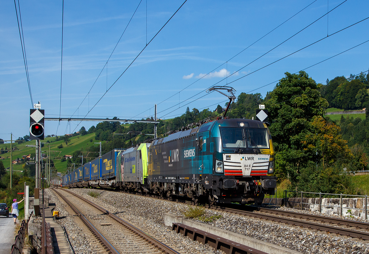 In Doppeltraktion fahren am 08.09.2021 die an die BLS Cargo vermietete  X4E 717 / 193 717-6 (91 80 6193 717-6 D-DISPO) mit Werbung  LWR - Locomotive Workshop Rotterdam , eine Siemens Vectron MS Dispolok der MRCE und die BLS Cargo 504 bzw. Re 486 504 ( 91 85 4486 504-4 CH-BLSC), eine TRAXX F140 MS, mit einem KLV-Zug durch Mülenen in Richtung Lötschberg-Basistunnel.