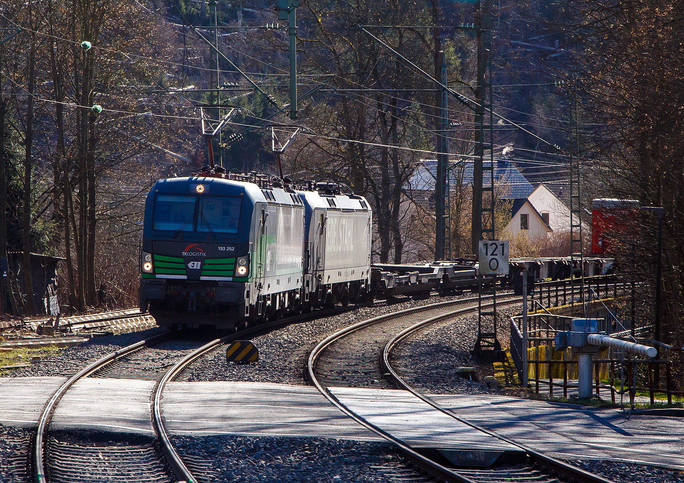 In Doppeltraktion fahren die beiden an die TX Logistik AG (Bad Honnef) vermieteten SIEMENS Vectron AC am 27.02.2023 mit einem KLV-Zug durch Kirchen (Sieg) in Richtung Siegen. Beide sind Loks der ELL - European Locomotive Leasing (Wien). Vorne die 193 252 „We love to Connect“ (91 80 6193 266-4 D-ELOC) und dahinter die 193 267 „EDELSTAHL“  (91 80 6193 267-2 D-ELOC).

Beide Vectron Lokomotiven sind als AC – Lokomotive (Wechselstrom-Variante) mit 6.400 kW konzipiert. Die 193 252 wurde 2016 von Siemens Mobilitiy in M�nchen-Allach unter der Fabriknummer 22026 gebaut. Die 193 267 wurde als Zweitbesetzung, f�r die nach Entgleisung und Zusammensto� mit einer Garnitur der Westbahn in Linz (�sterreich) zerst�rte (SIEMENS 22053), 2018 von Siemens Mobilitiy in M�nchen-Allach unter der Fabriknummer 22667 neu gebaut und erhielt die gleiche UIC-Nummer (Zweitbesetzung). 

