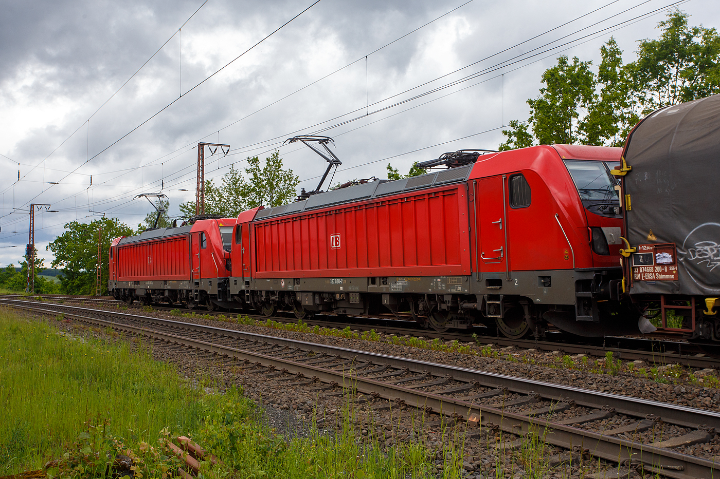 In Doppeltraktion fahren die beiden Bombardier TRAXX F140 AC3 - 187 209-2 (91 80 6187 209-2 D-DB) und die 187 080-7 (91 80 6187 080-7 D-DB) der DB Cargo AG mit einem gemischten Güterzug, am 22 Mai 2024 durch Rudersdorf (Kreis Siegen), in Richtung Kreuztal.

Die 187 080-7 wurde 2017 von der Bombardier Transportation GmbH in Kassel unter der Fabriknummer 35281 gebaut, die 187 209-2 wurde 2020 unter der Fabriknummer 35741 gebaut.