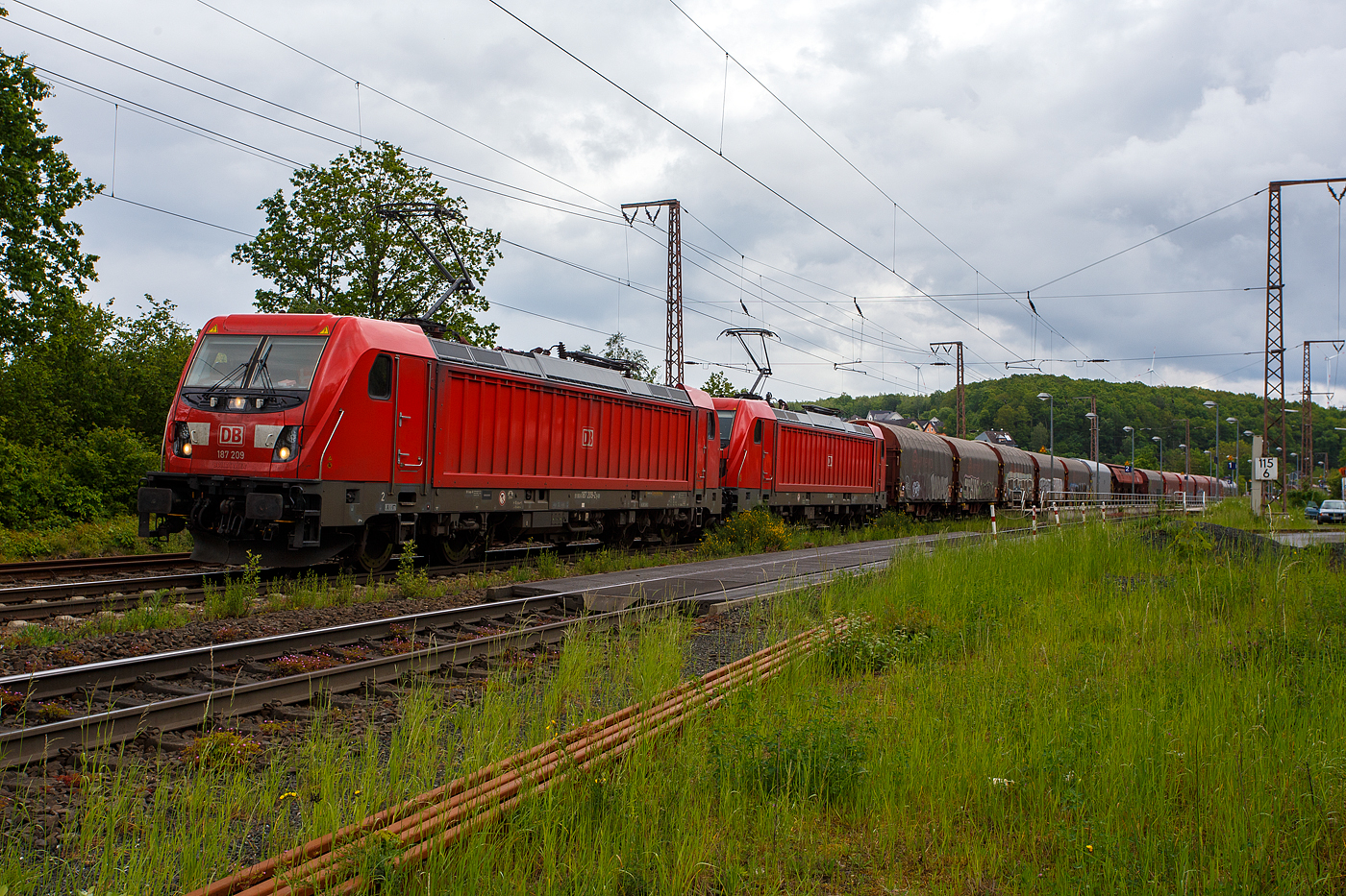 In Doppeltraktion fahren die beiden Bombardier TRAXX F140 AC3 - 187 209-2 (91 80 6187 209-2 D-DB) und die 187 080-7 (91 80 6187 080-7 D-DB) der DB Cargo AG mit einem gemischten Güterzug, am 22 Mai 2024 durch Rudersdorf (Kreis Siegen), in Richtung Kreuztal.

Die 187 080-7 wurde 2017 von der Bombardier Transportation GmbH in Kassel unter der Fabriknummer 35281 gebaut, die 187 209-2 wurde 2020 unter der Fabriknummer 35741 gebaut.