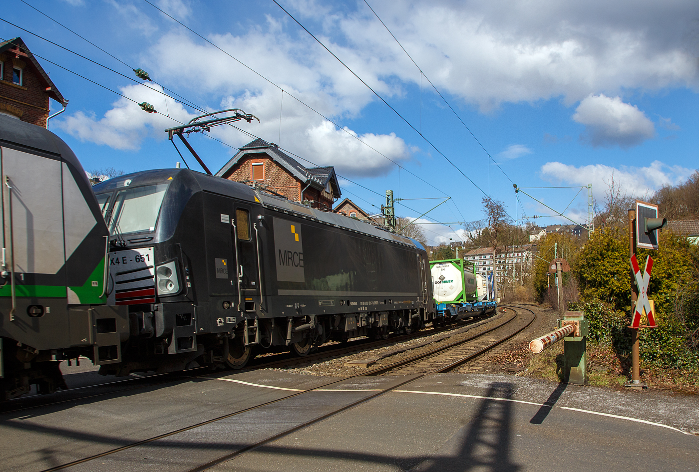 In Doppeltraktion die WLC - Wiener Lokalbahnen Cargo vermieteten 193 239 und die193 651 fahren am 19.03.2021 mit einem KLV-Zug durch Kirchen (Sieg) in Richtung K�ln.

Hier die SIEMENS Vectron MS - 193 651/ X4 E – 651 (91 80 6193 651-7 D-DISPO) . Sie wurde 2016 von Siemens Mobility GmbH in M�nchen-Allach unter der Fabriknummer 22210 gebaut. Diese Vectron Lokomotive ist als MS (Multi-System - High Power) Mehrsystemlok mit  6.4 MW Leistung und f�r 160 km/h ausgef�hrt und hat die Zulassungen f�r Deutschland, �sterreich und Italien (D/A//I/).
