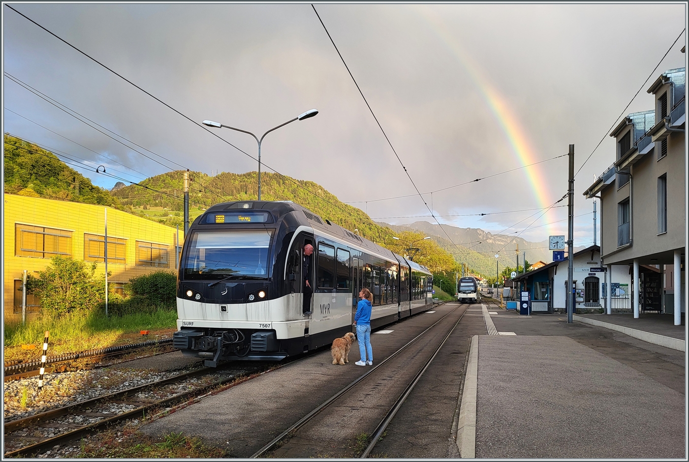 In einer Foto Tipp Broschüre gelesen:  ohne Kamera kein Bild; will heissen, am besten immer eine Kamera zur Hand - wie wahr; nun heutzutage hat man ja ein Handy, und danach griff ich, als ich den schönen Regenbogen sah. 

Davon unbeeindruckt haben der Wagenführer und eine gute Kundin noch ein paar Worte zu wechseln, bevor dann der ABeh 2/6 7507 Blonay planmässig nach Vevey verlassen wird. 

17. Mai 2024

