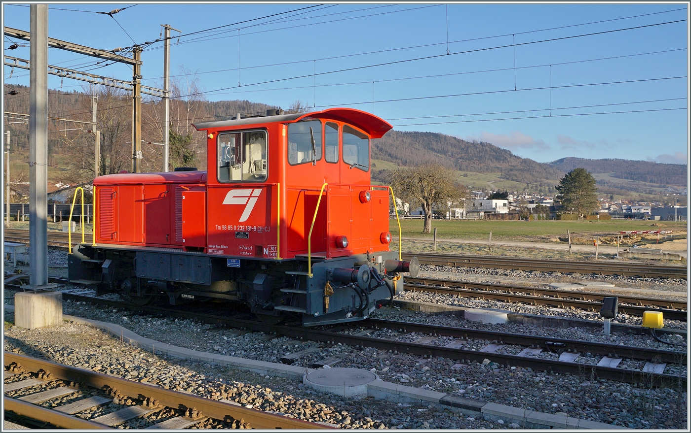 In Glovelier steht der CJ (Normalspur) Tm 232 181 (Tm 98 85 0 232 181-9 CH-CJ) welcher hier zum Rangieren für den Rollbockverkehr genutzt wird.
Lichtmässig war es nicht ganz einfach: Zuerst dunkel, dann noch im Schatten (Combe Tabeillon) und bei Sonnenlicht war dieses so tief, dass wie hier, Schatten das Bild beeinträchtigte, aber ich habe viele interessante Stellen gesehen, die ich bei Gelegenheit mal ausprobieren werde... 

13. Jan. 2025