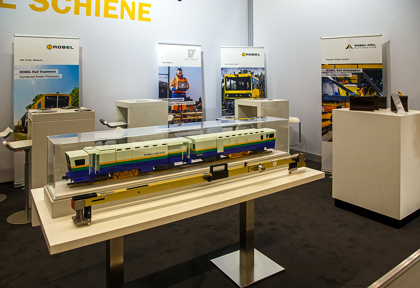In den Hallen am Stand pr�sentierte Robel Bahnbaumaschinen GmbH aus Freilassing (geh�rt zu Plasser & Theurer) auf der 28. Internationale Ausstellung Fahrwegtechnik (iaf) in M�nster (hier am 31.05.2022) ein Modell der Schienenbearbeitungsmaschine Robel ROMILL 1445 OGX ein Schienenfr�szug f�r Japan mit Fr�s-, Polier- und Messaggregaten (als S2002MG)

Eine solche Maschine wurde f�r die Rinkai-Linie (Senken Kogyo Co., Ltd. /仙建工業株式会社) in Japan in der dort �bliche Spurweite von 1.067 mm (Kapspur) gebaut. 
