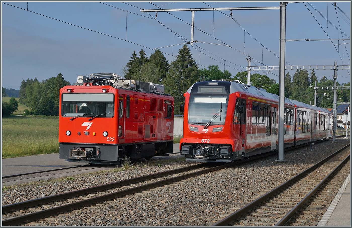 In Le Noirmont steht die CJ Gem 2/2 522 und der neune CJ ABe 4/8 672, letzter ist auf Probefahrt.

26. Juni 2024  