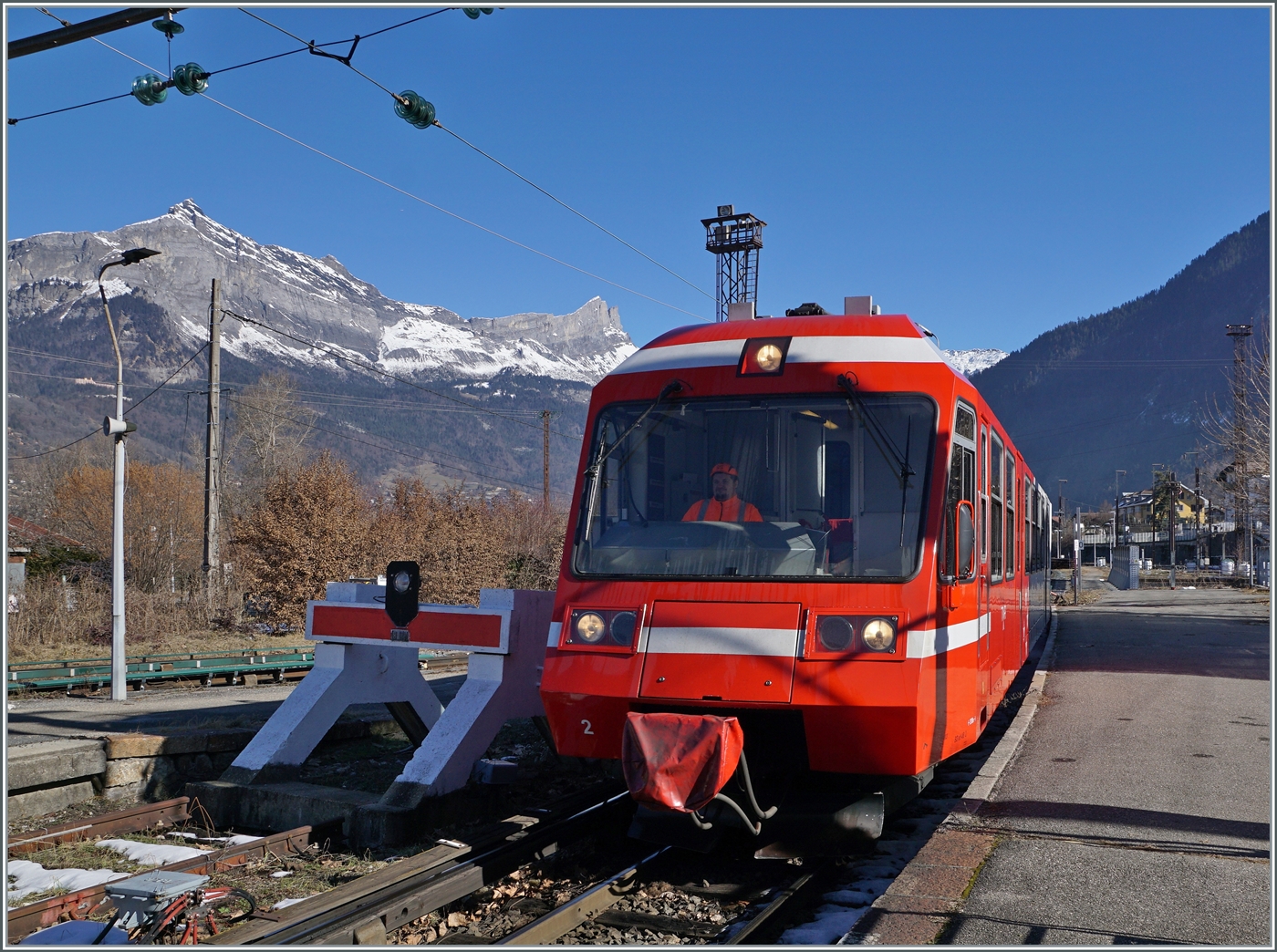 In Saint Germain-Les-Bains-le-Fayet wird der SNCF Z 800 803/804 als TER nach Vallorcine bereitgestellt und fährt nun an den Bahnsteig.

14. Februar 2023 
