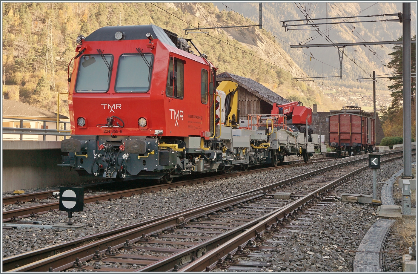 In Sembrancher steht der ziemlich neue TMR Tm 234 355 (Tm 98 85 5 234 355-6 CH) - Besitzer Initialen fehlen.  

30. Oktober 2024 