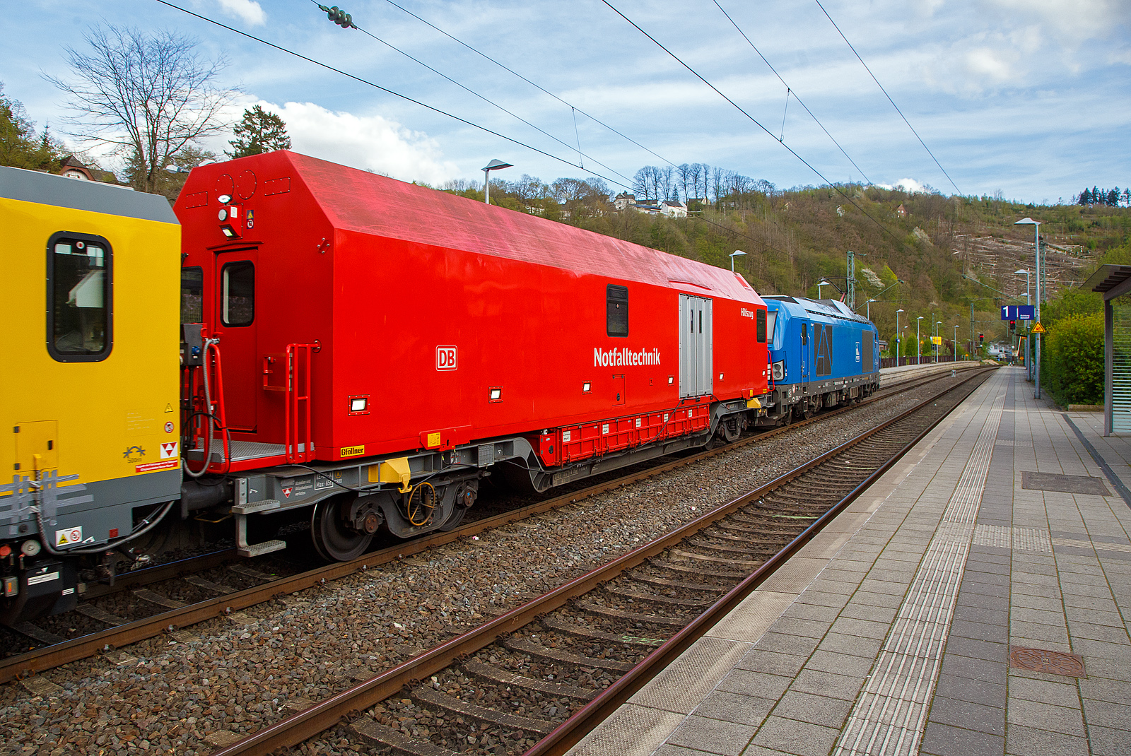 In einer ungew�hnlichen Komposition (im Sandwich zweier SIEMENS Vectron Dual Mode der PRESS) f�hrt ein Schienenpr�fzug (SPZ 3), auf Pr�ffahrt (der Messwagen ist auf die Schiene absenkt) am 30.04.2023 durch den Bahnhof Kirchen an der Sieg in Richtung Siegen.

Hier im Detail der Hilfszug-Wagen (Nummer unbekannt) der DB Netz AG (Notfalltechnik).
