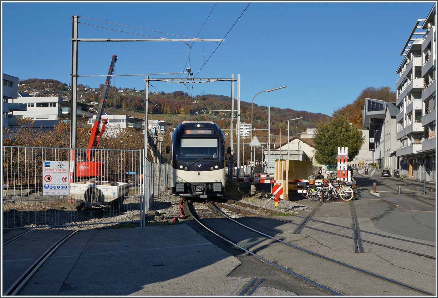 In Vevey wird seit August 2025 der CEV MVR Bahnhof umgebaut. - Mals sehne was an Ender rauskommt. 
Der CEV MVR Beh 2/6 7504 erreicht als R35 Vevey. 

3. Nov. 2025