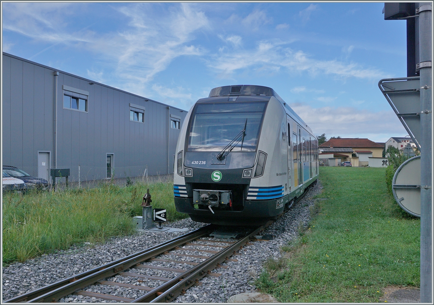 In Villeneuve werden die beiden Stuttgarter S-Bahn Triebwagen 430 236 und 727 langsam ins Alstom Werk Villeneuve rangiert und sind an dieser Stelle schon fast am Ziel der Fahrt. 

6. Sept. 2024