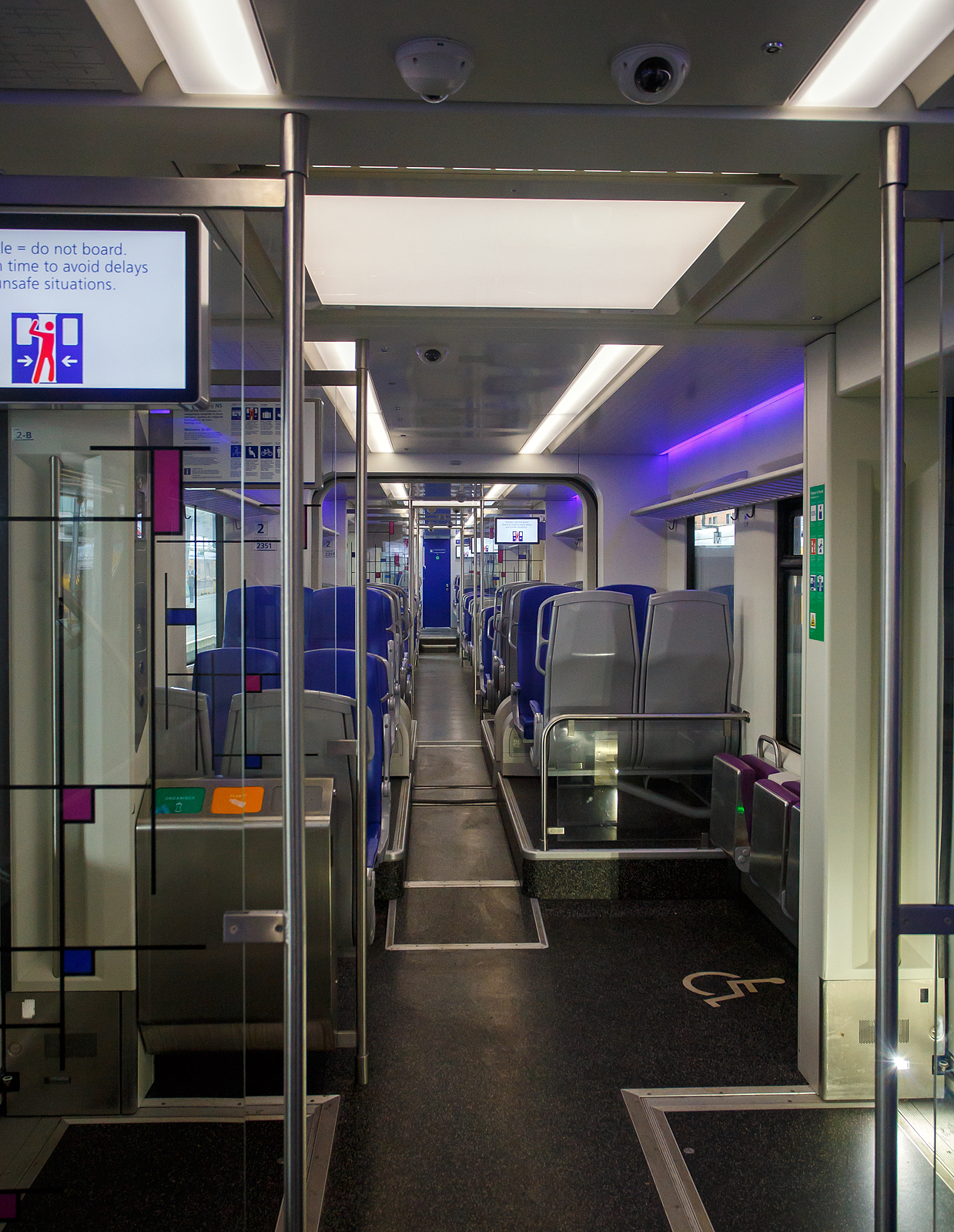 Innenraum/Interieur des dreiteiligen NS SNG 2351 (Sprinter Nieuwe Generatie), ein CAF Civity Triebzug. Hier am 24 Juni 2025 in Utrecht Centraal.