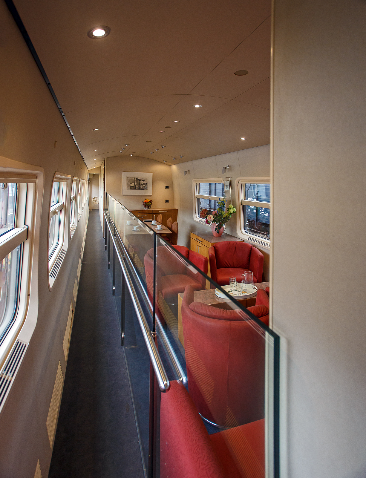 Innenraum/Interieur des Salonwagen Königin Beatrix Sr 10, NL-NS 61 84 89-70 003-8, vom königlichen Zug „Koninklijke Trein“ (Hofzug) am 24. Juni 2025 im Het Spoorwegmuseum (bis 2005 NSM - Nederlands Spoorwegmuseum / Niederländischen Eisenbahnmuseum) in Utrecht im ehemaligen Bahnhof Maliebaan. Sr steht für Salonrijtuig in Deutsch Salonwagen.

Der Wagen wurde 1980 von der Waggonfabrik Talbot GmbH & Co. in Aachen (D) gebaut und als ICR-Wagen (Intercityrijtuig), vom Type A10 ICR-1-A, an die NS - Nederlandse Spoorwegen (Niederländische Eisenbahnen) geliefert, wo er die Nummer NL-NS 50 84 10-70 647-9 trug. 1991 gab das Ministerium für Verkehr, öffentliche Arbeiten und Wasserwirtschaft einen neuen königlichen Zug für Königin Beatrix in Auftrag, da die alten Waggons nicht mehr ausreichten. Man entschied sich für den Umbau eines bestehenden Intercity-Waggons. NS Design war gemeinsam mit der Königin Beatrix für die Innenausstattung verantwortlich.

Königin Beatrix hatte einen klaren Wunsch: Der Zug sollte „schick und schlicht italienisch“ sein. Das Ergebnis war ein funktionales Interieur mit luxuriösen Materialien wie Marmor, warmem rotem Leder und Birnbaumholz. Der SR10 war zudem der erste königliche Waggon mit Klimaanlage sowie Warm- und Kaltwasser.

Der SR10 verfügt über eine Lounge mit einem Besprechungs-/Esstisch und einer Sitzecke mit vier Sesseln und einem Sofa. Es gibt drei Schlafbereiche, zwei für die königliche Familie und einen für die Zugführer. Die Schlafzimmer der königlichen Familie verfügen jeweils über ein eigenes Bad, einen Arbeitsbereich mit Schreibtisch und ein Etagenbett für zwei Personen. Später wurde der Zug auch von König Willem-Alexander genutzt. Ein Schlafzimmer wurde daraufhin umgebaut, um ein drittes Bett für die Prinzessinnen unterzubringen.
