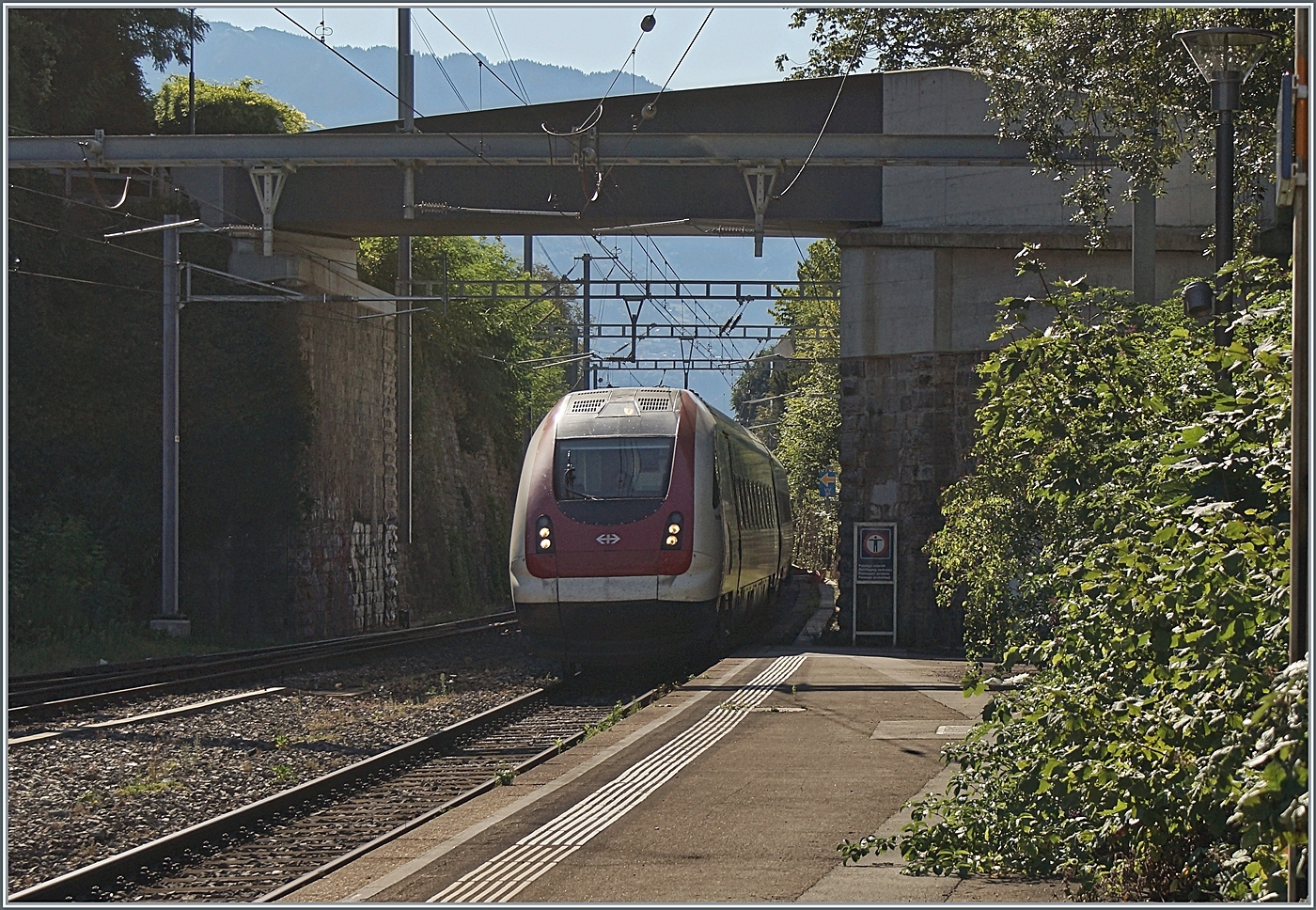 Kein  schönes  Bild, aber da Einsätze von SBB RABDe 500 ICN auf der Simplon Linie äusserst selten sind, wage ich es doch das Foto zu zeigen. Ein ICN erreicht als IR 90 Von Brig nach Genève den Bahnhof von Vevey.

4. August 2022
