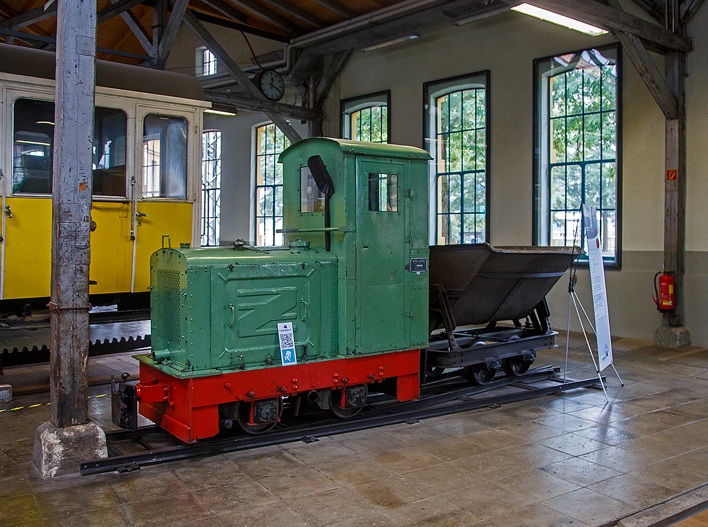 Kleine Lok ganz groß.....
Die JUNG EL 105 Feldbahnlok mit Kipplore am 11.09.2022 in der Lokwelt Freilassing.

Die kleine Lok vom Typ Jung EL 105 wurde 1935 von Arnold Jung Lokomotivfabrik GmbH in Jungenthal bei Kirchen an der Sieg unter der Fabriknummer 6402 bebaut. Am 19.11.1935 erhielt der Münchner Händler Fritz Kirchhoff diese Lok zur Auslieferung an das Städtische Tiefbauamt München, Abteilung für Kanalisation. Eingesetzt wurde sie in der Kläranlage Großlappen. Vor dort konnte das Deutsche Museum München die Lok 1982 übernehmen. Zunächst im Stammhaus auf der Museumsinsel ausgestellt, wurde sie 2006 gemeinsam mit weiteren Eisenbahn-Exponaten als Leihgabe in die neue  Lokwelt Freilassing  gebracht.