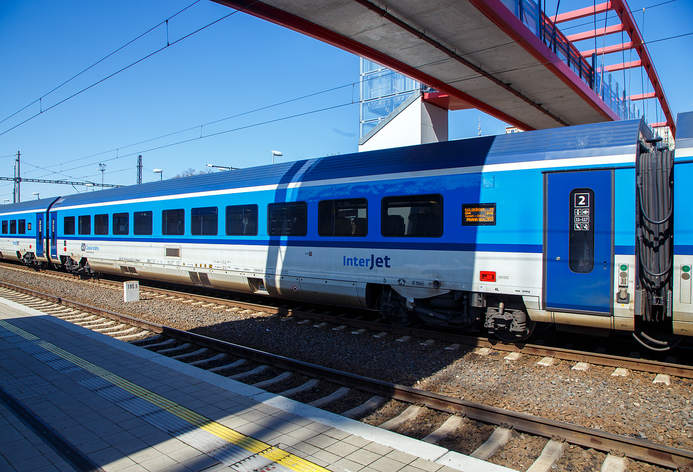 Klimatisierter 2. Klasse ČD InterJet Großraumwagen, CZ- ČD 73 54 21-91 071-3 der Gattung Bmpz 895 der ČD - České dráhy (Tschechische Bahnen), eingereiht als Wagen 368 in den R15 „Krušnohor“ (Cheb - Karlovy Vary - Ústí nad Labem hl.n. - Praha hl.n.), am 19.04.2023 im Bahnhof Karlovy Vary (Karlsbad).

Der Wagen wurde 2021 von Siemens Wien (Fertigung) und ŠKODA VAGONKA Ostrava (Montage) gebaut. 	 

Die ČD bestellte 50 Reisezugwagen, in Form von 10 fünfteiligen Wageneinheiten die im regulären Betrieb fest verbunden sind. Diese UIC-Z-Wagen wurden zwischen 2019 und 2022 von Siemens Wien (Fertigung) und ŠKODA VAGONKA Ostrava (Montage) gebaut. Die Einheiten haben keinen Steuerwagen, sie sind an beiden Enden mit Schraubkupplungen  und Puffern (Standard Zug-Stoß-Einrichtung) ausgestattet. Man geht davon aus, dass sie auf den Strecken Prag – Pilsen – Cheb und Prag – Ústí nad Labem – Chomutov – Cheb eingesetzt werden. Eine Einheit besteht aus einem 1.-Klasse-Wagen, einem 2.-Klasse-Wagen mit Platz für Rollstuhlfahrer und für Reisende mit Kindern, zwei 2.-Klasse-Wagen ohne Sonderausstattung und einem 2.-Klasse-Wagen mit Platz für den Fahrradtransport.

TECHNISCHE DATEN:
Spurweite: 1.435 mm (Normalspur)
Achsanzahl: 4
Länge über Puffer: 26.500 mm
Drehzapfenabstand: 19.000 mm
Breite: 2.825 mm
Höhe: 4.050 mm
Höchstgeschwindigkeit: 200 km/h 	 
Leergewicht: 51 t
Sitzplätze: 80 in der 2. Klasse
Toiletten: 2, geschlossenes System

