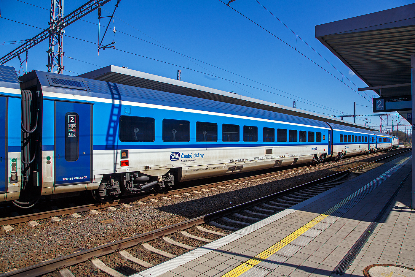 Klimatisierter  2. Klasse ČD InterJet Großraumwagen, CZ- ČD 73 54 21-91 061-4 der Gattung Bmpz 895 der ČD - České dráhy (Tschechische Bahnen), eingereiht als Wagen 367  in den R15 „Krušnohor“ (Cheb - Karlovy Vary - Ústí nad Labem hl.n. - Praha hl.n.), am 19.04.2023 im Bahnhof Karlovy Vary (Karlsbad).

Der Wagen wurde 2021 von Siemens Wien (Fertigung) und ŠKODA VAGONKA Ostrava (Montage) gebaut. 	 

Die ČD bestellte 50 Reisezugwagen, in Form von 10 fünfteiligen Wageneinheiten die im regulären Betrieb fest verbunden sind. Diese UIC-Z-Wagen wurden zwischen 2019 und 2022 von Siemens Wien (Fertigung) und ŠKODA VAGONKA Ostrava (Montage) gebaut. Die Einheiten haben keinen Steuerwagen, sie sind an beiden Enden mit Schraubkupplungen  und Puffern (Standard Zug-Stoß-Einrichtung) ausgestattet. Man geht davon aus, dass sie auf den Strecken Prag – Pilsen – Cheb und Prag – Ústí nad Labem – Chomutov – Cheb eingesetzt werden. Eine Einheit besteht aus einem 1.-Klasse-Wagen, einem 2.-Klasse-Wagen mit Platz für Rollstuhlfahrer und für Reisende mit Kindern, zwei 2.-Klasse-Wagen ohne Sonderausstattung und einem 2.-Klasse-Wagen mit Platz für den Fahrradtransport.

TECHNISCHE DATEN:
Spurweite: 1.435 mm (Normalspur)
Achsanzahl: 4
Länge über Puffer: 26.500 mm
Drehzapfenabstand: 19.000 mm
Breite: 2.825 mm
Höhe: 4.050 mm
Höchstgeschwindigkeit: 200 km/h 	 
Leergewicht: 51 t
Sitzplätze: 80 in der 2. Klasse
Toiletten: 2, geschlossenes System
