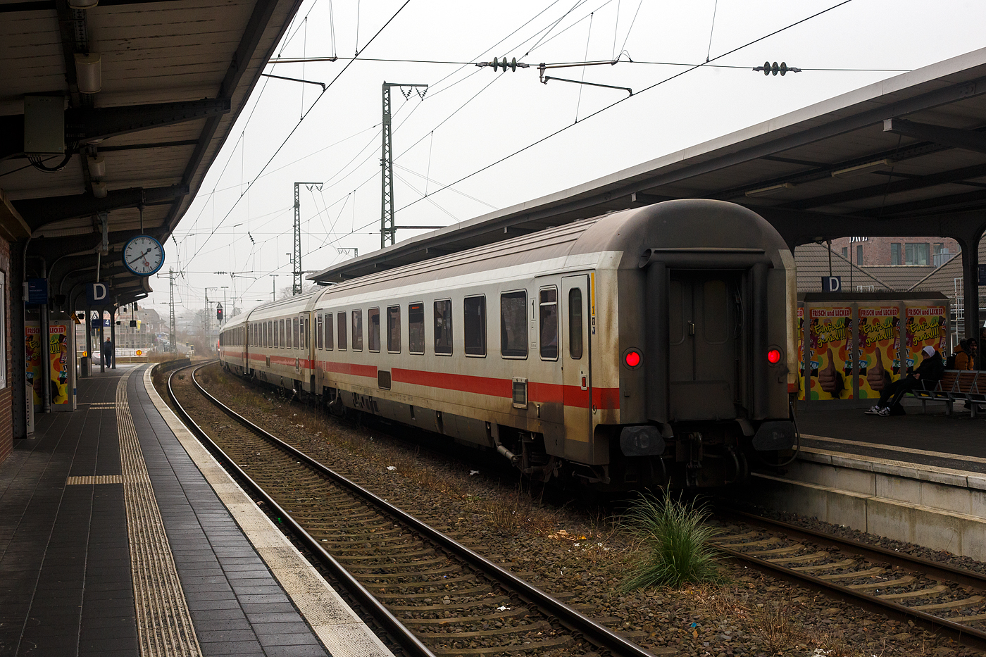 Klimatisierter modernisierte 1te Klasse InterCity-Abteilwagen (Reisezugwagen der Eurofima-Bauart, D-DB 61 80 19-91 738-3, der Gattung Avmmz 106.5, der DB Fernverkehr AG, eingereiht im Zugverband (Zugschluss) als Wagen Nr. 32 in den IC 146 (Berlin – Amsterdam), am 21 Januar 2025 im Bahnhof Rheine.

Der Wagen ist aus einer Nachfolgeserie der Eurofima-Wagen, er wurde 1977 von LHB - Linke-Hofmann-Busch in Salzgitter-Watenstedt gebaut und als 61 80 19-70 538-2 Avmz 207 an die Deutsche Bundesbahn (DB) ausgeliefert, zuletzt wurde er 2015/16 modernisiert. Der Wagen ist für eine Höchstgeschwindigkeit von 200 km/h (RIC) zugelassen.

TECHNISCHE DATEN:
Spurweite: 1.435 mm (Normalspur)
Länge über Puffer: 26.400 mm
Wagenkastenlänge: 26.100 mm
Wagenkastenbreite: 2.825 mm
Höhe über Schienenoberkante: 4.050 mm
Drehzapfenabstand: 19.000 mm
Achsstand im Drehgestell: 2.500 mm
Drehgestellbauart: Fiat Y 0270 S
Leergewicht: 45 t
Höchstgeschwindigkeit: 200 km/h
Sitzplätze: 54 (in der 1. Klasse)
Abteile: 9 Abteile á 6 Plätze
Toiletten: 2, geschlossenes System
Bremse: KE-GPR-Mg (D) [ep] [NBÜ]