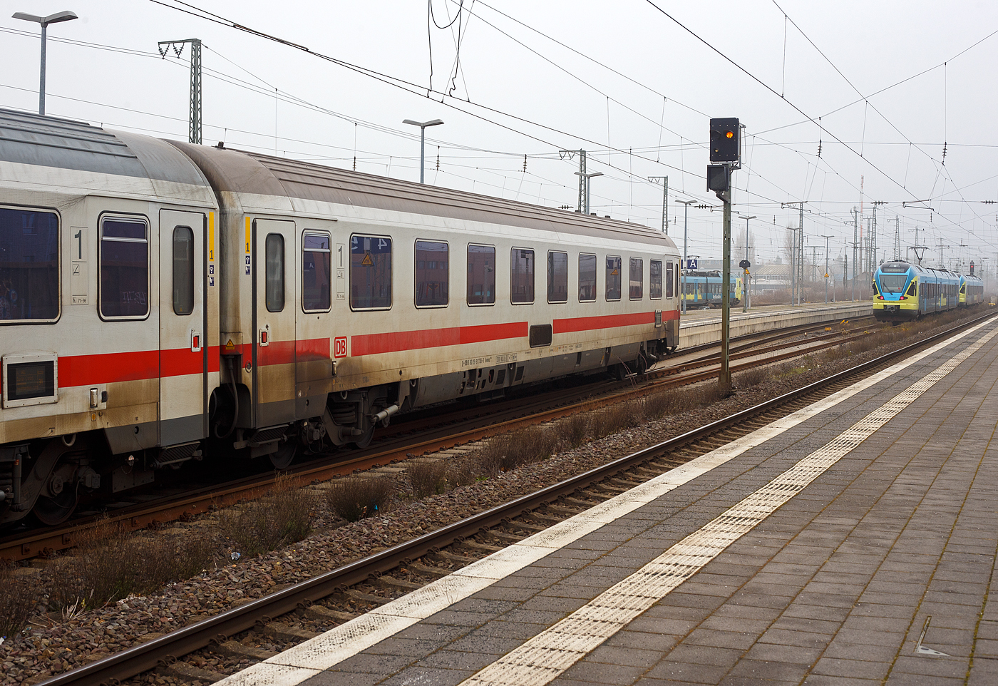 Klimatisierter modernisierte 1te Klasse InterCity-Abteilwagen (Reisezugwagen der Eurofima-Bauart, D-DB 61 80 19-91 738-3, der Gattung Avmmz 106.5, der DB Fernverkehr AG, eingereiht im Zugverband (Zugschluss) als Wagen Nr. 32 in den IC 146 (Berlin – Amsterdam), am 21 Januar 2025 im Bahnhof Rheine.

Der Wagen ist aus einer Nachfolgeserie der Eurofima-Wagen, er wurde 1977 von LHB - Linke-Hofmann-Busch in Salzgitter-Watenstedt gebaut und als 61 80 19-70 538-2 Avmz 207 an die Deutsche Bundesbahn (DB) ausgeliefert, zuletzt wurde er 2015/16 modernisiert. Der Wagen ist für eine Höchstgeschwindigkeit von 200 km/h (RIC) zugelassen.

TECHNISCHE DATEN:
Spurweite: 1.435 mm (Normalspur)
Länge über Puffer: 26.400 mm
Wagenkastenlänge: 26.100 mm
Wagenkastenbreite: 2.825 mm
Höhe über Schienenoberkante: 4.050 mm
Drehzapfenabstand: 19.000 mm
Achsstand im Drehgestell: 2.500 mm
Drehgestellbauart: Fiat Y 0270 S
Leergewicht: 45 t
Höchstgeschwindigkeit: 200 km/h
Sitzplätze: 54 (in der 1. Klasse)
Abteile: 9 Abteile á 6 Plätze
Toiletten: 2, geschlossenes System
Bremse: KE-GPR-Mg (D) [ep] [NBÜ]