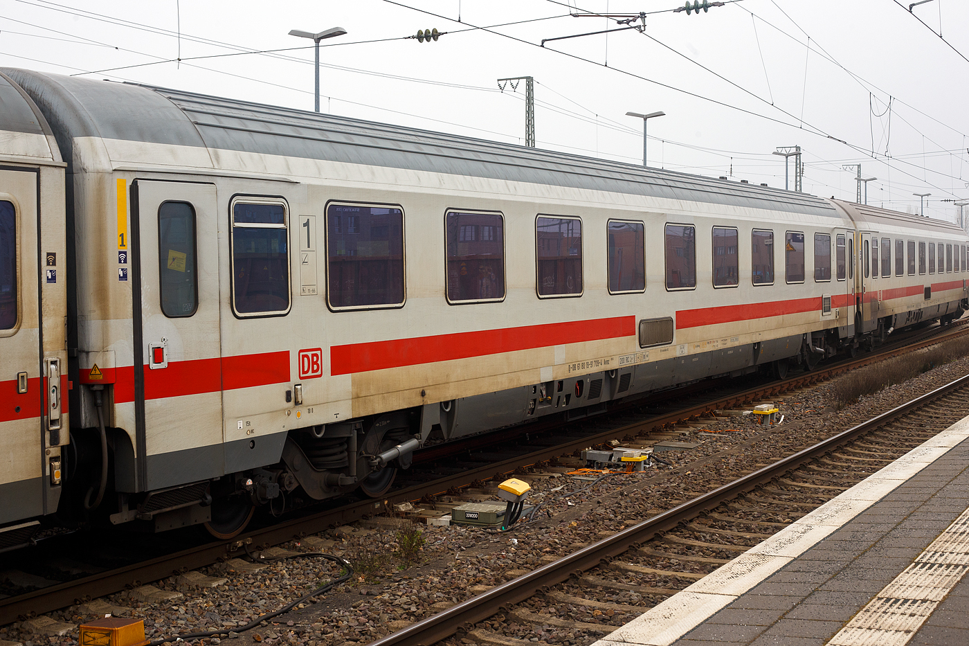 Klimatisierter modernisierte 1te Klasse InterCity-Abteilwagen (Reisezugwagen der Eurofima-Bauart, D-DB 61 80 19-91 709-4, der Gattung Avmz 108.5, der DB Fernverkehr AG, eingereiht im Zugverband als Wagen Nr. 31 in den IC 146 (Berlin – Amsterdam), am 21 Januar 2025 im Bahnhof Rheine.

Der Wagen ist aus einer Nachfolgeserie der Eurofima-Wagen, er wurde 1977 von LHB - Linke-Hofmann-Busch in Salzgitter-Watenstedt gebaut und als 61 80 19-70 509-3 Avmz 207 an die Deutsche Bundesbahn (DB) ausgeliefert, zuletzt wurde er 2015/16 modernisiert. Der Wagen ist für eine Höchstgeschwindigkeit von 200 km/h (RIC) zugelassen.

TECHNISCHE DATEN:
Spurweite: 1.435 mm (Normalspur)
Länge über Puffer: 26.400 mm
Wagenkastenlänge: 26.100 mm
Wagenkastenbreite: 2.825 mm
Höhe über Schienenoberkante: 4.050 mm
Drehzapfenabstand: 19.000 mm
Achsstand im Drehgestell: 2.500 mm
Drehgestellbauart: Fiat Y 0270 S
Leergewicht: 49 t
Höchstgeschwindigkeit: 200 km/h
Sitzplätze: 54 (in der 1. Klasse)
Abteile: 9 Abteile á 6 Plätze
Toiletten: 2, geschlossenes System
Bremse: KE-GPR-Mg (D) [ep] [NBÜ]