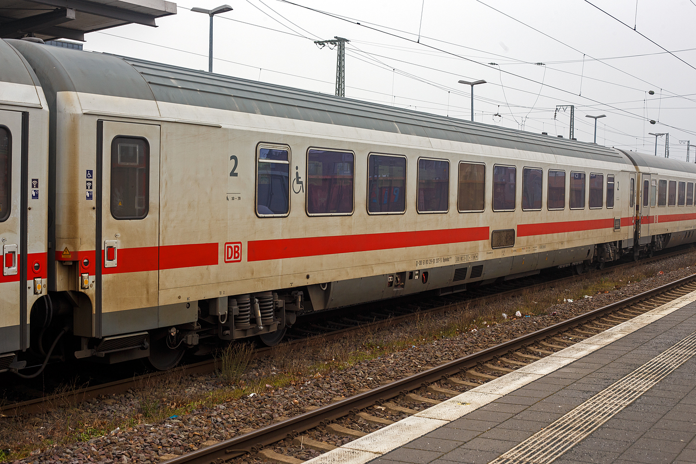 Klimatisierter modernisierte zweite Klasse InterCity-Großraumwagen, D-DB 61 80 29-91 307-5, der Gattung Bpmmbz 285.3, der DB Fernverkehr AG, eingereiht im Zugverband als Wagen Nr. 29 in den IC 146 (Berlin – Amsterdam), am 21 Januar 2025 im Bahnhof Rheine.

Der Wagen ist aus einer Nachfolgeserie der Eurofima-Wagen, er wurde 1986 von LHB - Linke-Hofmann-Busch in Salzgitter-Watenstedt gebaut und als 61 80 29-94 047-4 Bpmbz 293.6 an die Deutsche Bundesbahn (DB) ausgeliefert, zuletzt wurde er 2015/16 modernisiert. Der Wagen ist für eine Höchstgeschwindigkeit von 200 km/h (RIC) zugelassen.

TECHNISCHE DATEN:
Spurweite: 1.435 mm (Normalspur)
Länge über Puffer: 26.400 mm
Wagenkastenlänge: 26.100 mm
Wagenkastenbreite: 2.825 mm
Höhe über Schienenoberkante: 4.050 mm
Drehzapfenabstand: 19.000 mm
Achsstand im Drehgestell: 2.500 mm
Drehgestellbauart: Minden-Deutz 523
Leergewicht: 44 t
Höchstgeschwindigkeit: 200 km/h
Sitzplätze: 69 (in der 2. Klasse), Platz 21 und 24 für Behinderte
Abteile: 1 (Großraum)
Toiletten: 2, geschlossenes System, davon 1 behindertengerecht
Bremse: KE-GPR-Mg (D) [ep] [NBÜ]