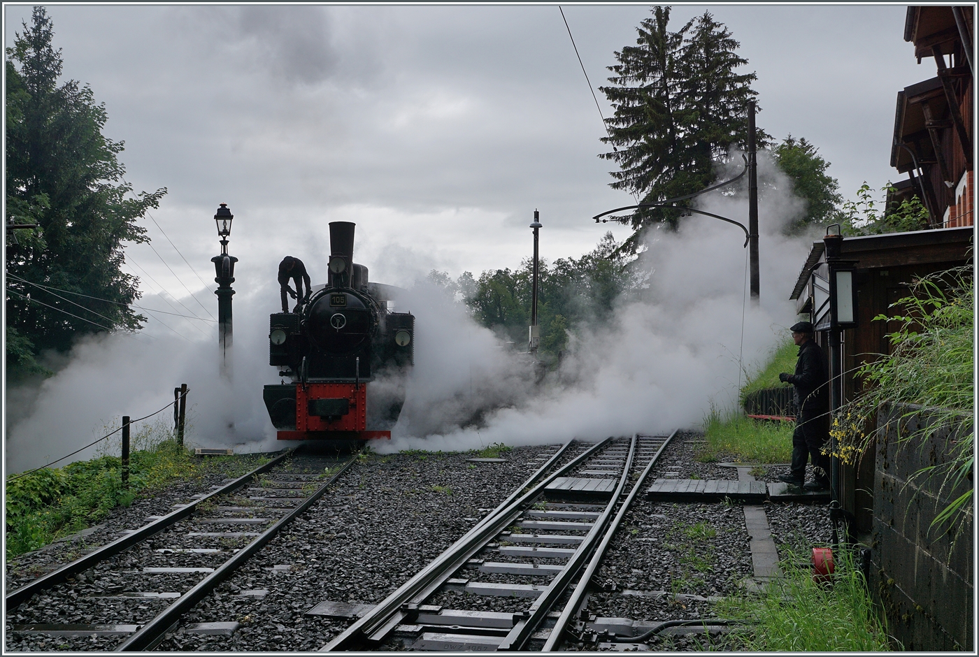 Kühles und feuchtes Wetter ist zwar kein  Postkartenwetter  dafür fasziniert der Rauch und Dampf der SEG G 2x 2/2 105 der Blonay-Chamby Bahn um so mehr. Die Lok ist von Blonay in Chaulin angekommen und steht nun in Lokwartung, wo die Lok für die nächste Fahrt mit Wasser und Kohle versorgt wird.

22. Juni 2024