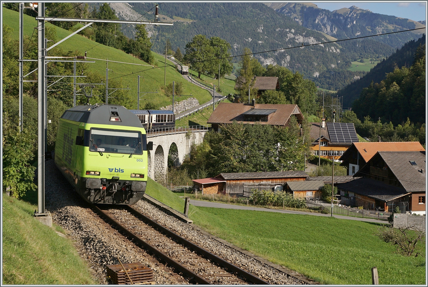 Kurz darauf kommt auch schon der Gegenzug mit der BLS Re 465 002 an der Spitze in Garstatt angerollt: Der GPX 4065 auf der Fahrt von Interlaken Ost nach Montreux. 

29. September 2023