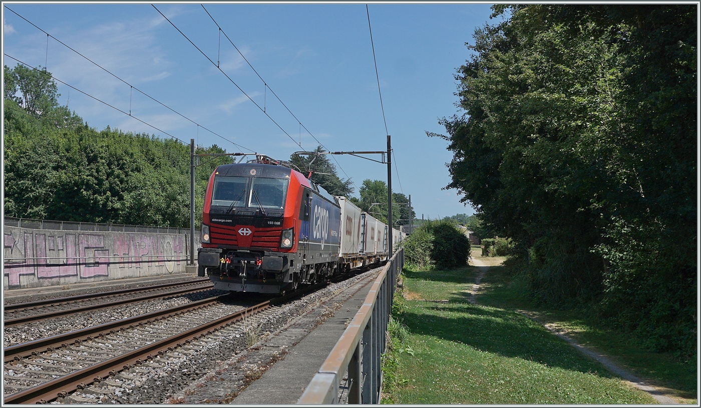 Kurz nach Concise zeigt sich im typischen Sommerlicht die von SBB Cargo angemietete 193 068 mit einem Rail-Care Zug auf der Fahrt nach Vufflens la Ville.

5. Juli 2025 