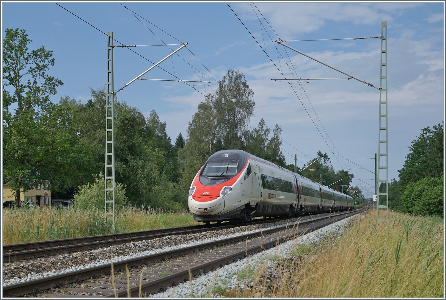 Kurz vor Hergatz ist ein SBB RABe 503 als EC 97 von Zürich nach München unterwegs. 

19. Juni 2023