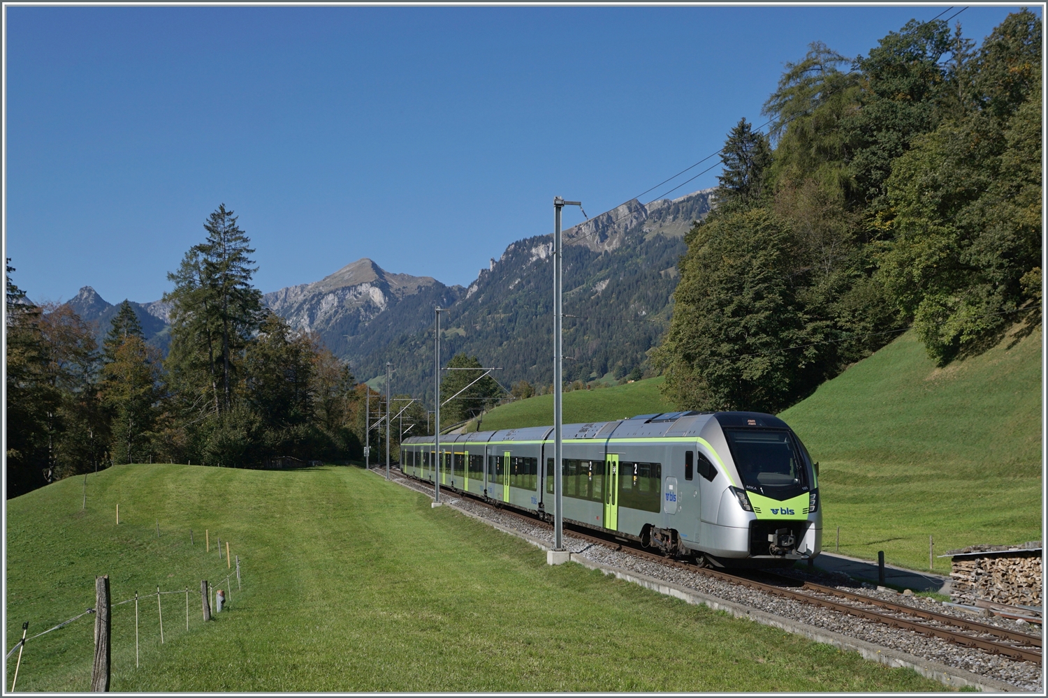 Kurz vor Weissenburg ist der BLS RABe 528 105 auf der Fahrt von Zweisimmen nach Bern. 

7. Oktober 2023