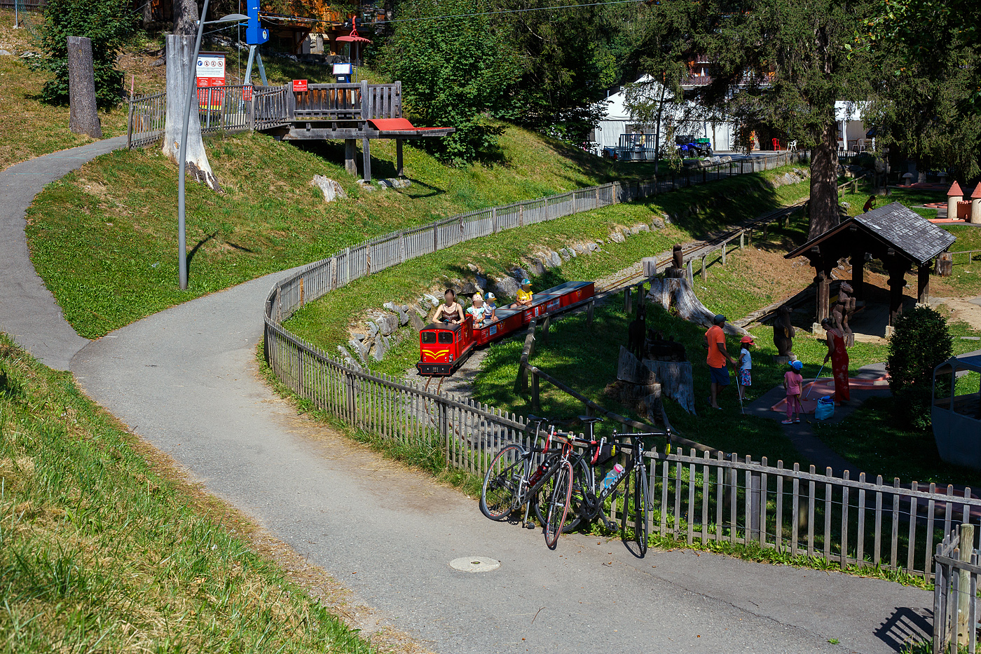 La Barboleuse auf 1.211 m ü. M am 10 September 2023:
Nicht nur der Golfplatz hat seine eigene Haltestelle, auch der Spielplatz des Gryon Parc, der sich nur wenige Schritte vom Maison du Tourisme in Barboleuse entfernt befindet. Es gibt viele unterschiedliche Spielaktivitäten auf einem Fleck (Minigolf, Skydive, Minizug, Mini-Gokartbahn, Spielplatz).