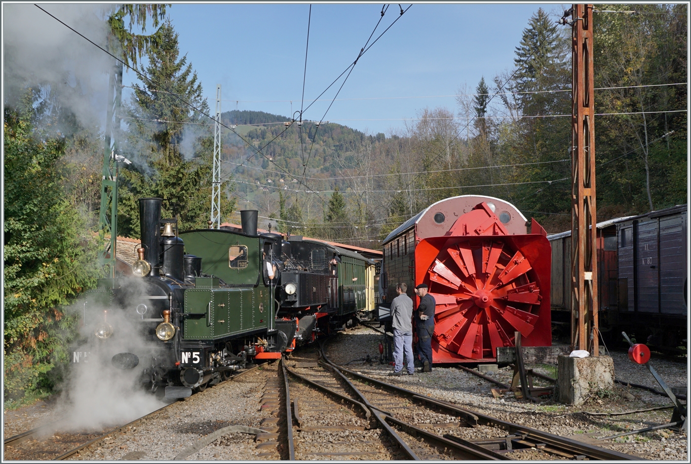 La DER de la Saison! (Saisonabschlussfeier der Blonay-Chamby Bahn 2022) - die beiden Blonay-Chamby Bahn Dampfloks LEB G 3/3 N° 5 und SEG G 2x 2/2 105 schieben ihren Zug in den Museumsbahnhof vom Chaulin. 

29. Ok.t 2022