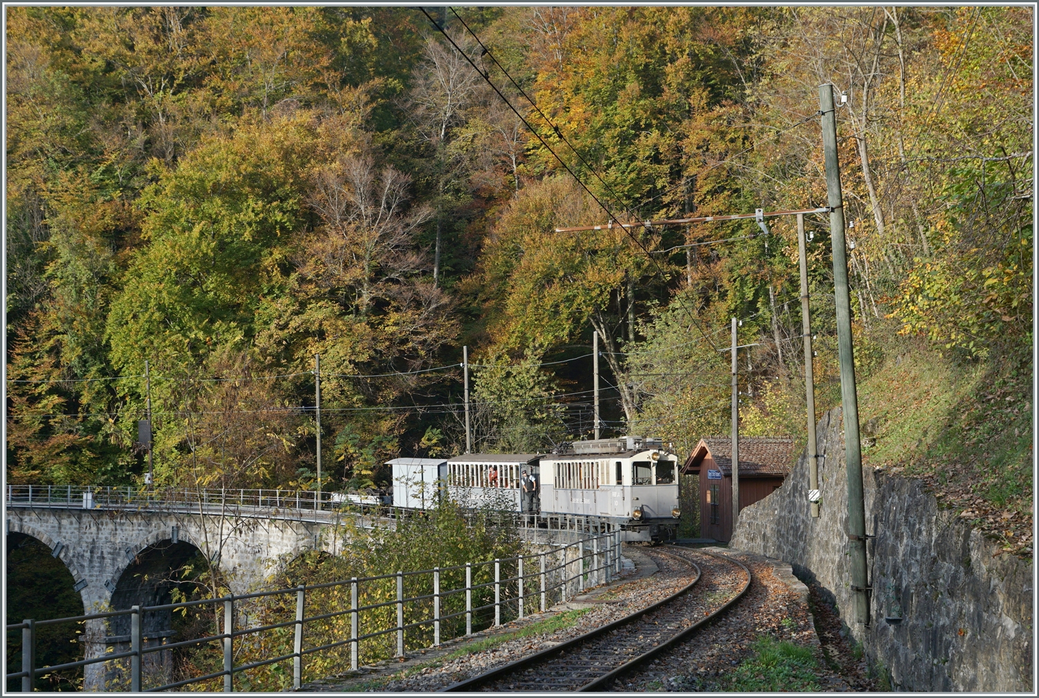  La DER de la Saison!  (Saisonabschlussfeier der Blonay-Chamby Bahn 2022) - Der als LLB ABFeh 2/4 10 angeschriebene BCFeh 4/4 der Blonay-Chamby Bahn mit passenden LLB Wagen verlässt bei Vers Chez Robert den Baye de Clarens Viadukt. 

30. Oktober 2022