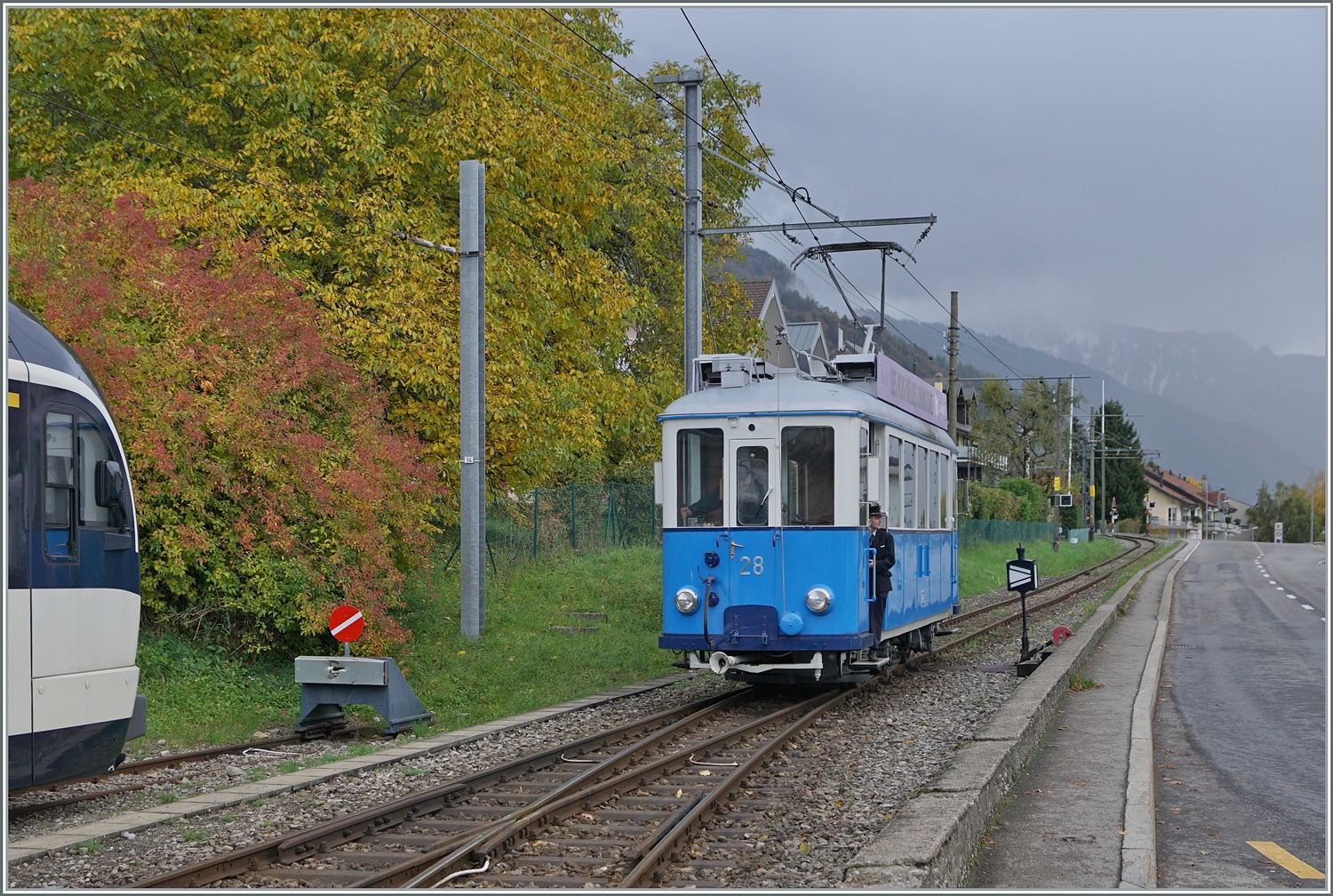  La DER de la Saison 2023 bis!  - Familien ins Museum - eine regionale Aktion, welche Familien Gelegenheit gibt, die örtlichen Musen zu besuchen und da gehört die Blonay-Chamby Museumsbahn natürlich auch dazu, folglich öffnete das Museum in Chaulin am Sonntag den 5. November 2023 seine Türen und setzte für die Anreise einige Züge ab Blonay ein. Im Bild der Ce 2/3 28 der TL in Blonay beim Umfahren seines Beiwagens.

5. November 2023