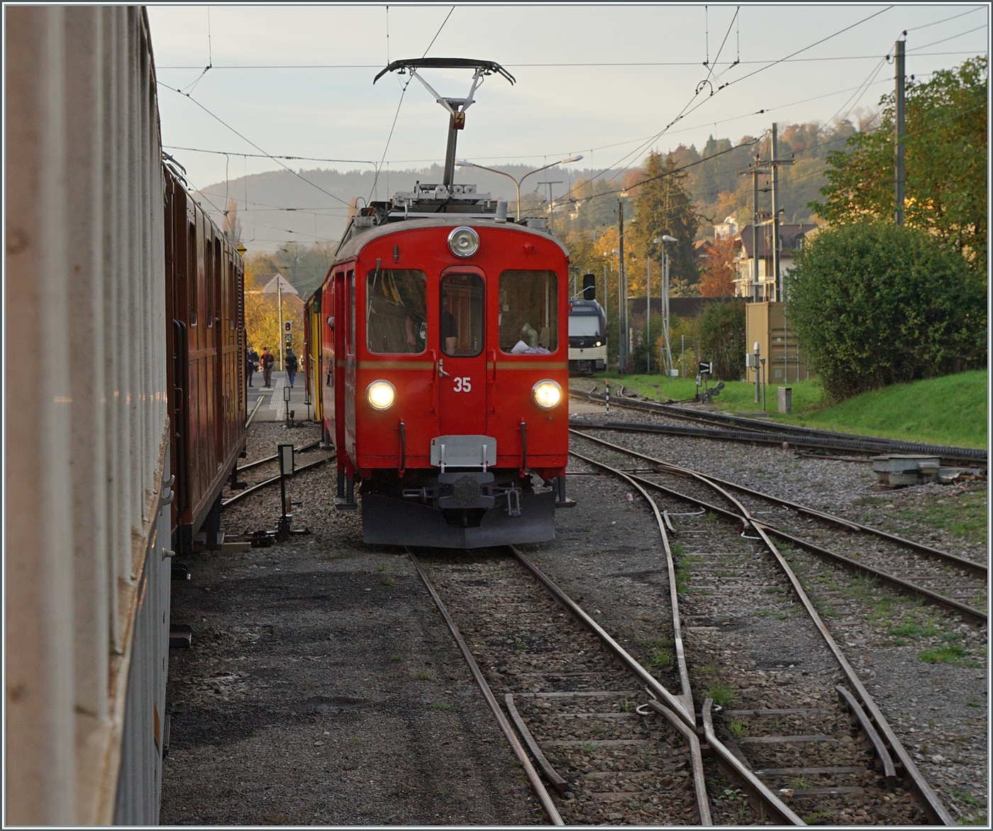 La DER de la Saison / Das Saison Ende der Blonay Chamby Bahn 2024 - Seit einigen Jahren zeigt die Blonay Chamby Bahn zu Saison Ende mit einem etwas verdichteten Fahrplan noch einmal ihrer herrlichen Fahrzeuge im Einsatz. Der RhB Bernina ABe 4/4 35 wartet in Blonay mit dem Riviera Belle Epoque auf den einfahrenden Gegenzug und die Abfahrt nach Chaulin.

27. Okt. 2024